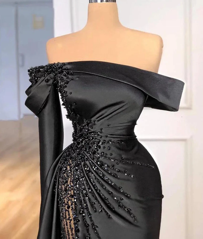 ชุดราตรีทรงเมอร์เมดผ้าซาตินแต่งคริสตัลประดับลูกปัดแบบเปิดไหล่ แขนยาว ดีไซน์เฉพาะตัว