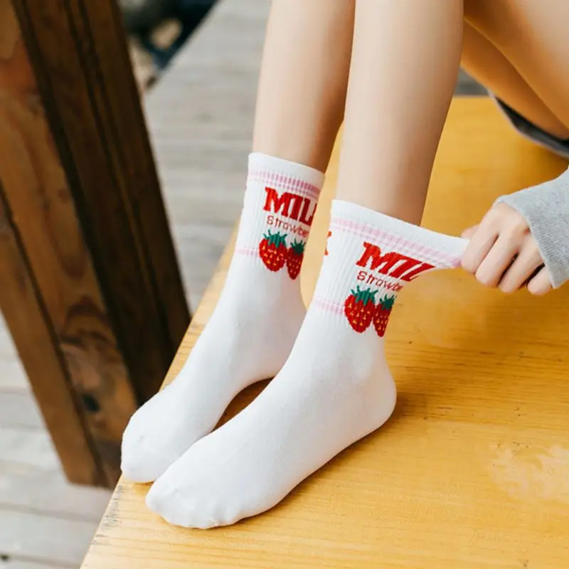 Calcetines dulces para mujer, calcetines divertidos y bonitos color crema calcetines con fresas y leche para