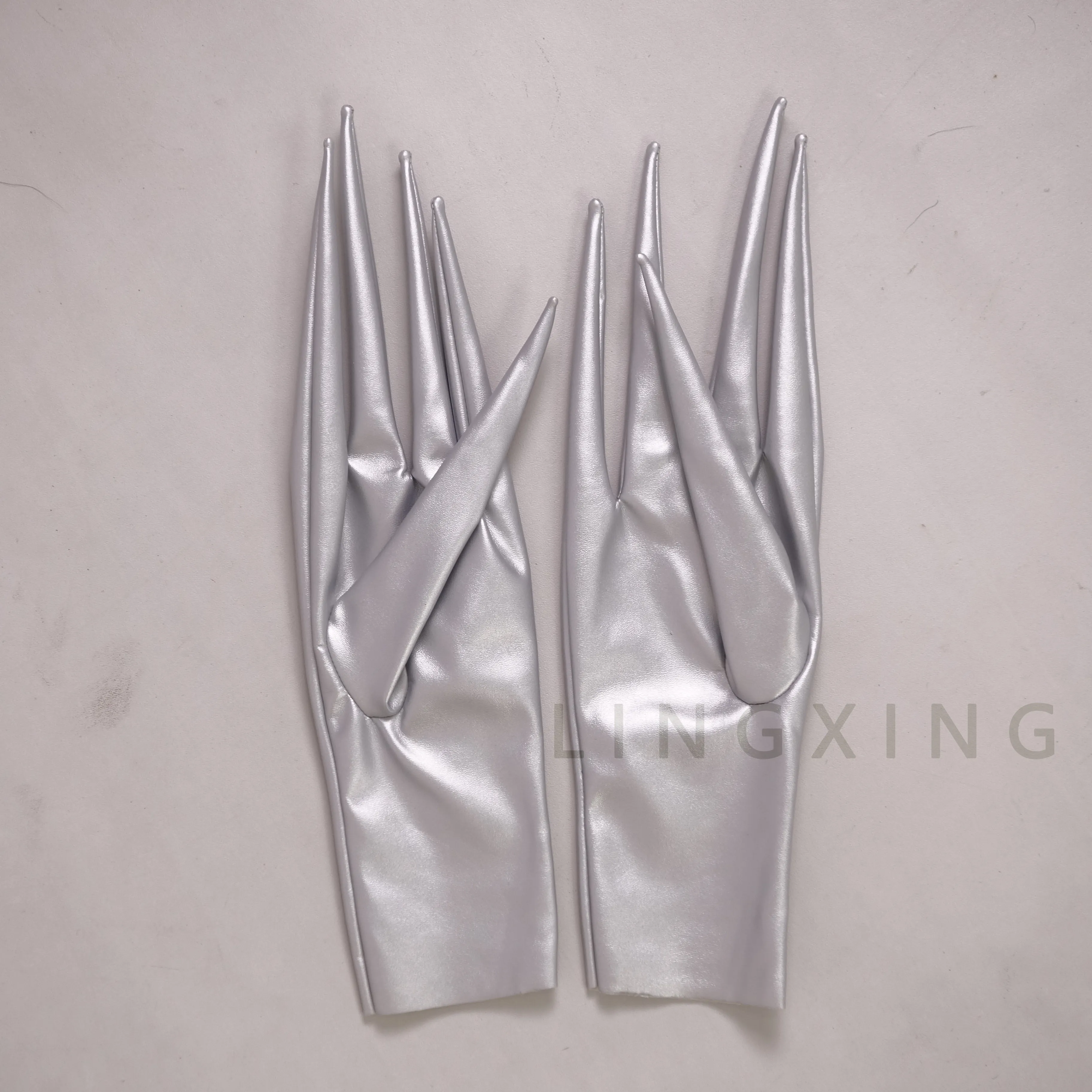 35 cm 14 Zoll spitze Fingerhandschuhe aus patentiertem Kunstleder PU mit langen Spikes an den Schultern, Armwärmer, glänzend schwarz, Pfoten-Drachenknöchel-Design – Detail 38