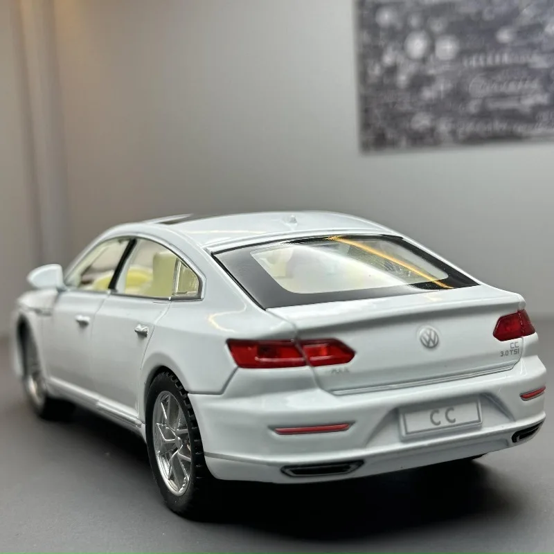 1:32 Scale Alloy Car Model 132CC Six Door Sound And Light Powered Returning Force Toy Car For Boys As A Decorative Ornament