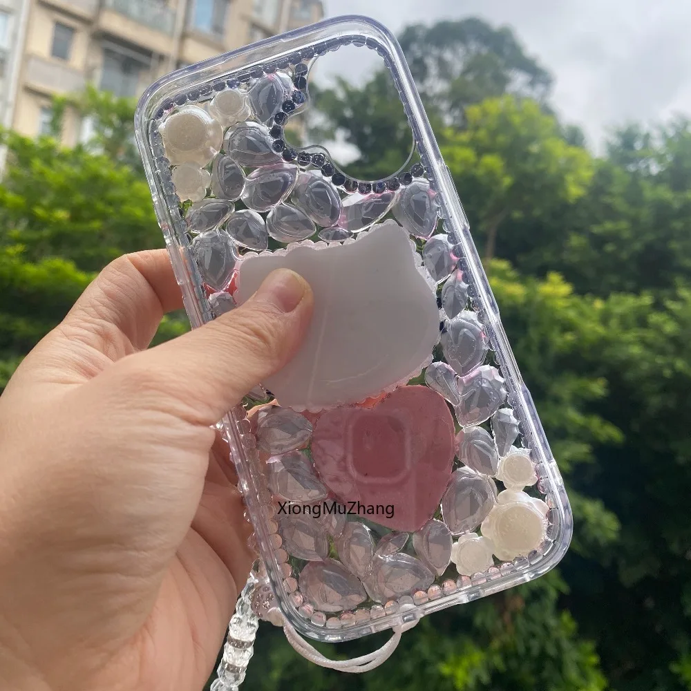 Sanrio Luxus-Handyhülle mit Strasssteinen und Glitzer-Design, Hello Kitty, für iPhone 18, 17, 16, 15, 14, 13 Pro Max, 12 Pro, Schutzhülle mit Stoßfänger und Rückseitenabdeckung. – Detail 6