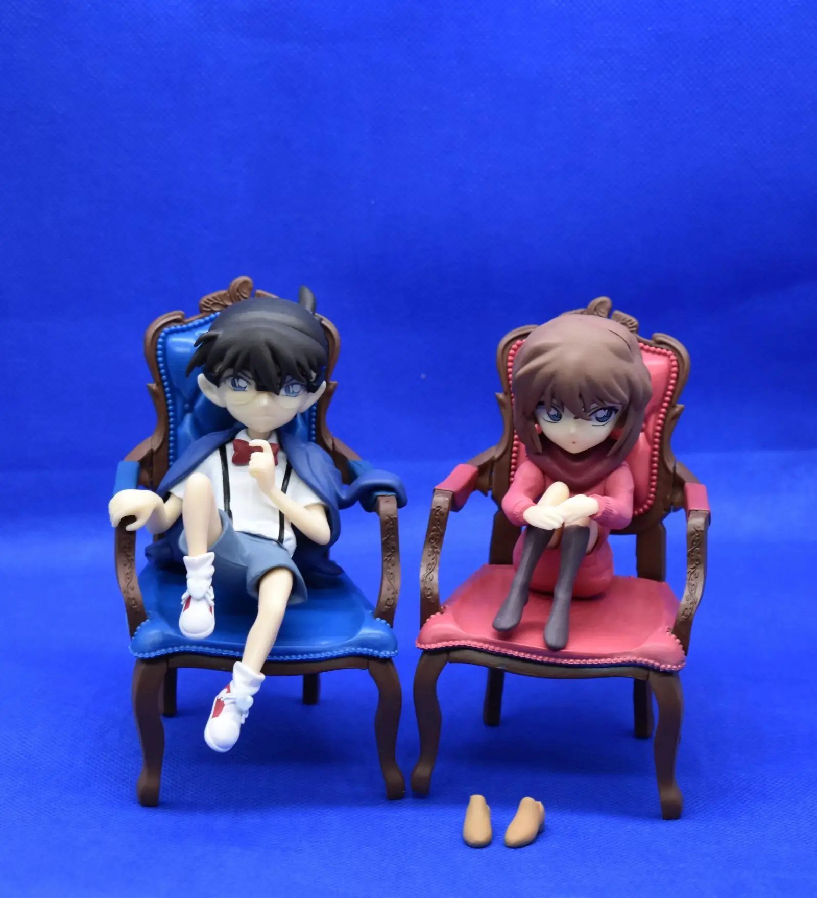 Detective Conan Figure Kaito Kid in White Formal Attire with Chair Shiho Miyano Sitting Pose Collectible Figurine