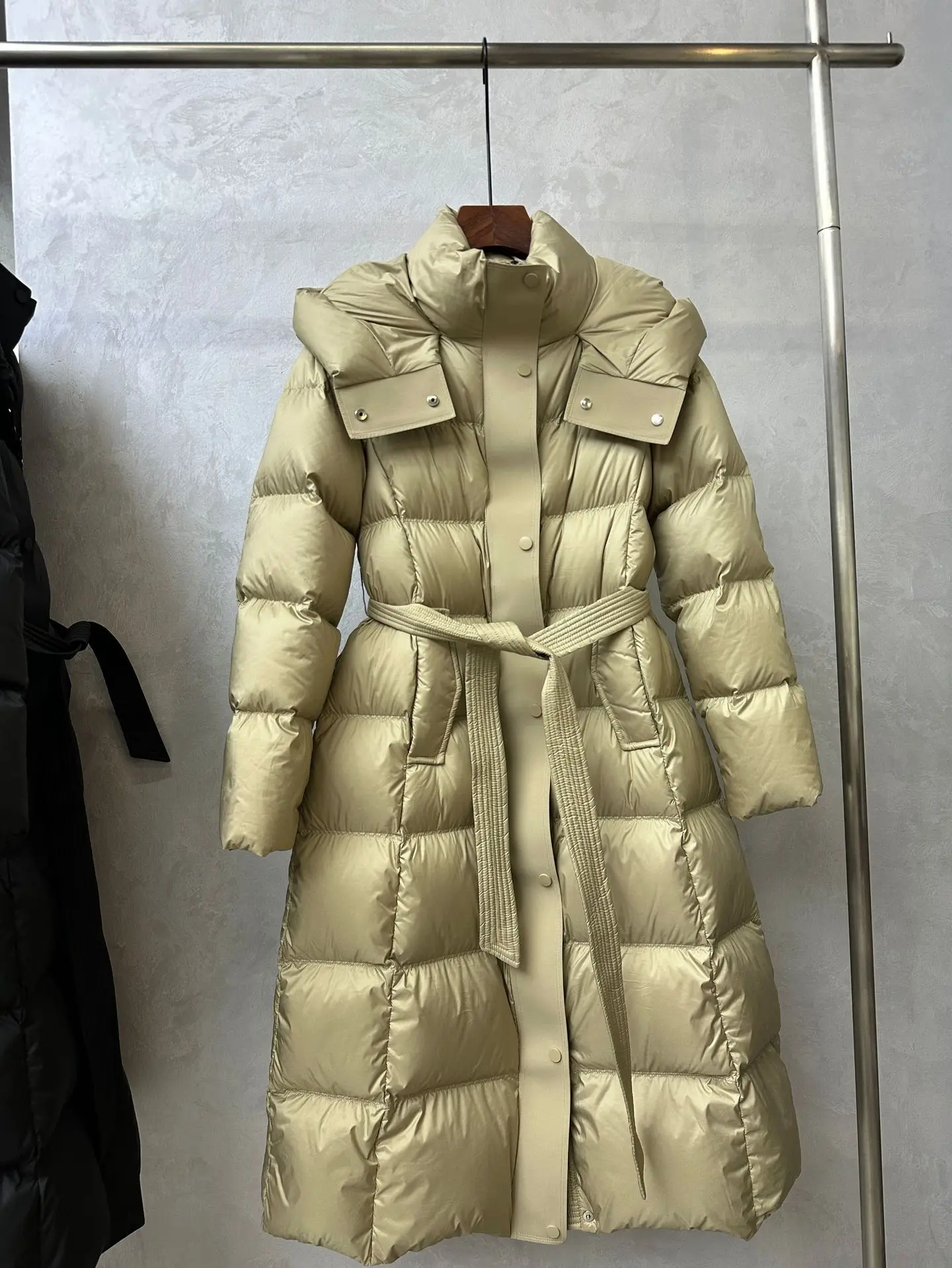 High-end meados de longo fino jaqueta feminina com cinto 2025 novo inverno cor sólida sobre o joelho elegante quente puffer casaco