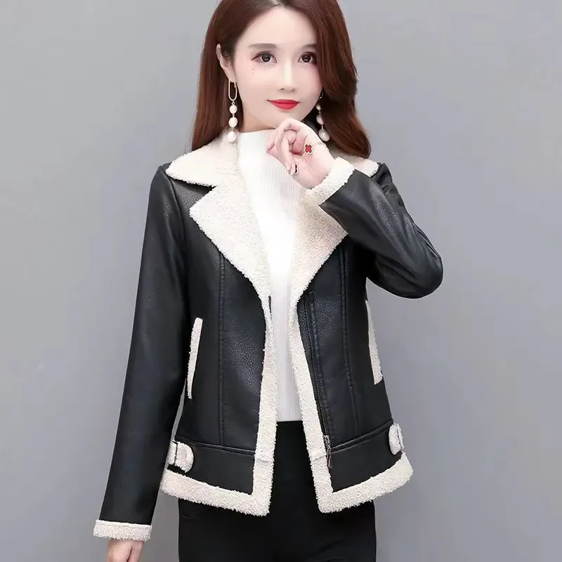 2025ผู้หญิงฤดูหนาวใหม่สีดําเสื้อหนังสั้นPUเลียนแบบLamb Fur Jacketกํามะหยี่และหนาSlim Leathers CoatหญิงB851