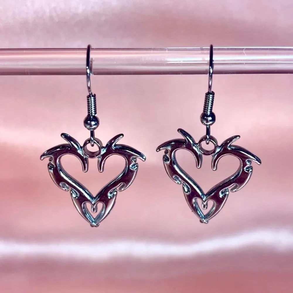 Gothic Creative Sliver Color Metal Flame Heart-shaped Dangle Earrings for Women Halloween Party Personality Jewelry Accessories