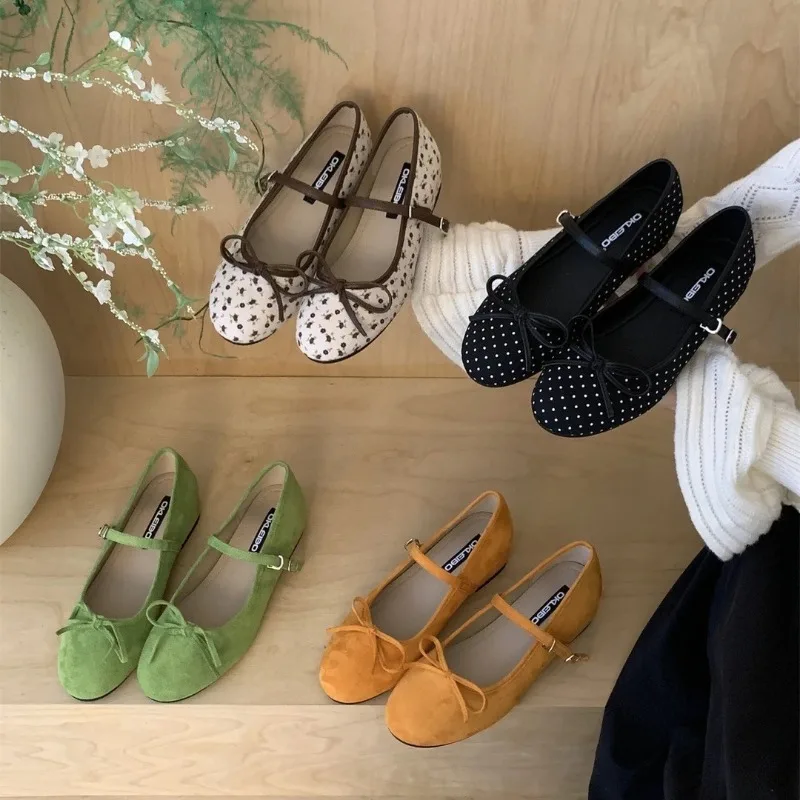 

Туфли на плоской подошве с бантом. Женские одинарные туфли Мэри Джейн с увеличенной стороны.