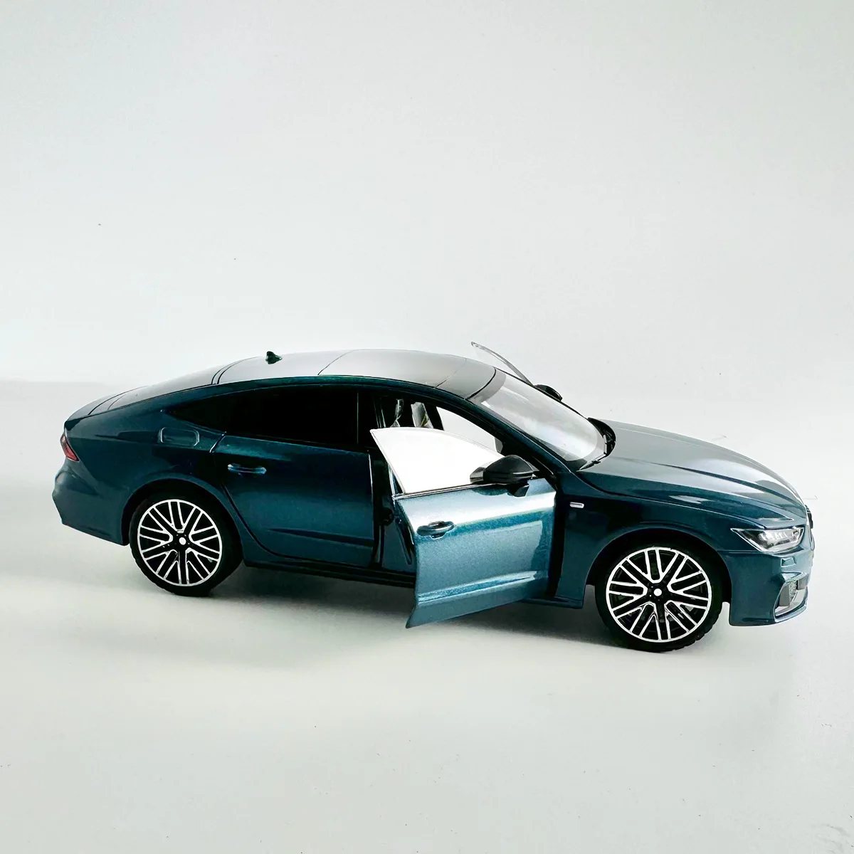 Modèle en alliage A7 de luxe 1:24, son et lumière cool, ornements de bureau exquis, la meilleure collection pour les amateurs de modèles de voitures