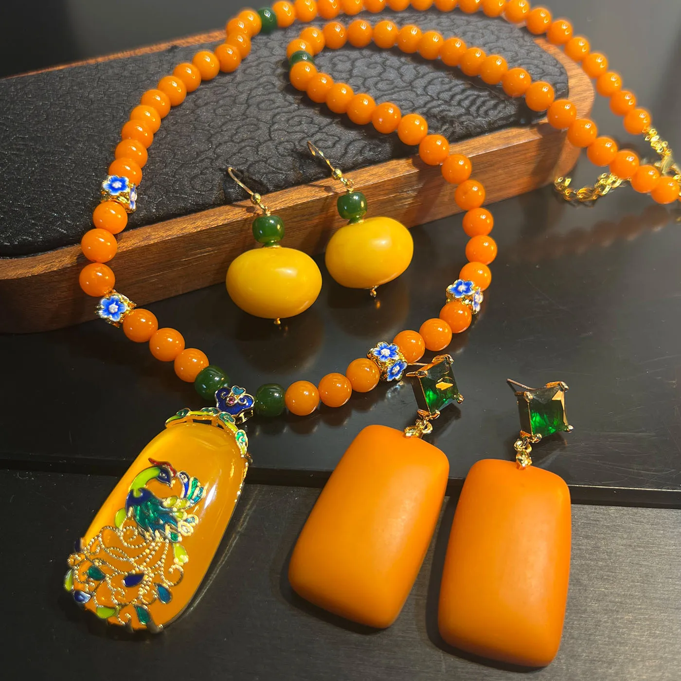 Natural Yellow Beeswax Necklace Women Pendant Necklace Handmade Beaded Necklace Rectangular Drop Exquisite Fashion Party Gift