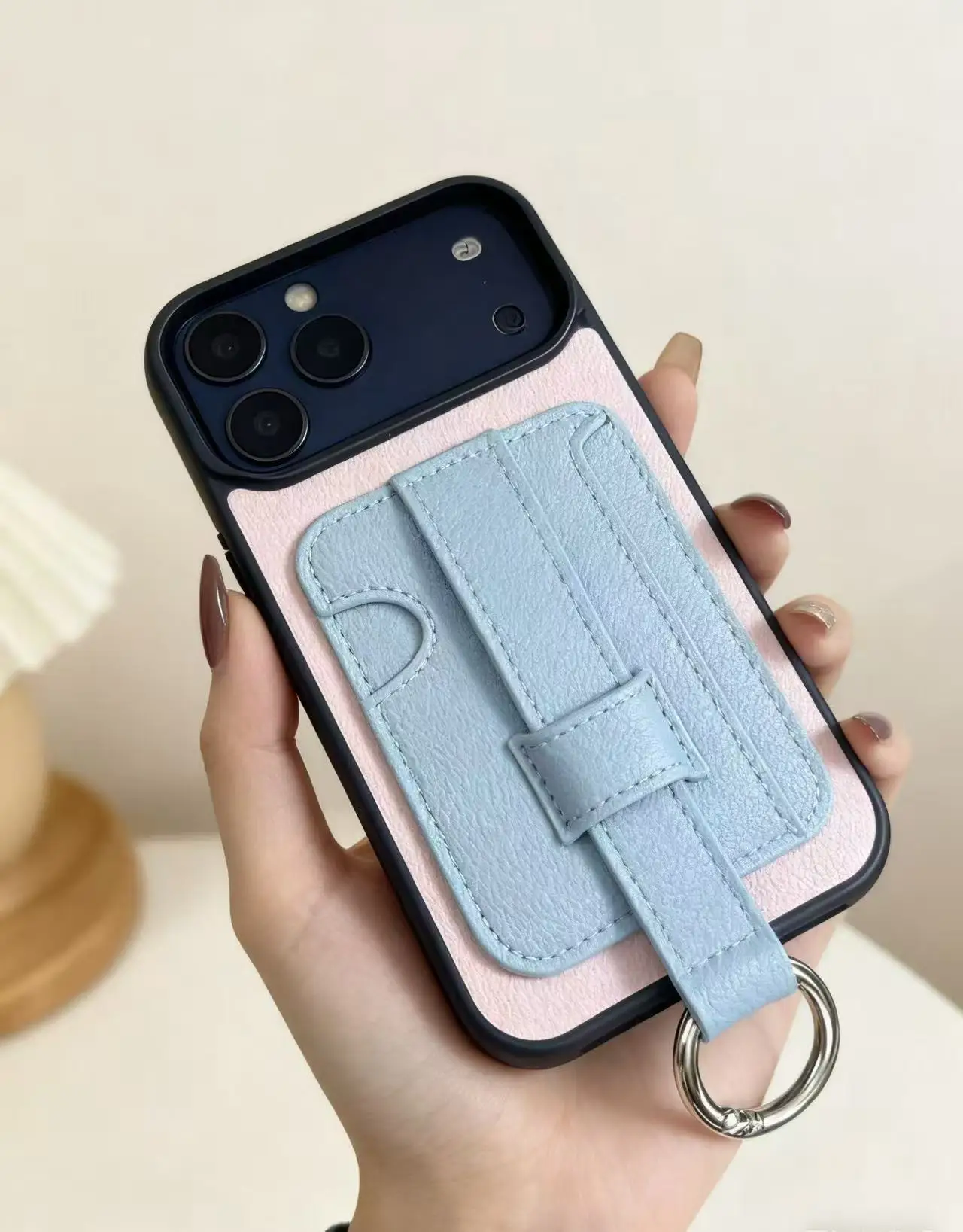 

Чехол для телефона с узором личи, контрастными цветами и кольцом-держателем, подходит для серий Ip13Promax, Ip14Promax, Ip15Promax, Ip16Promax, Ip17Promax, нишевый дизайн, защитный чехол с защитой от падений