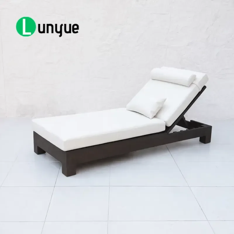 Modern Teak Outdoor Lounge Chair Waterproof Cushion UV Protection Eco Friendly For Hotel Courtyard Beach Poolside Furniture