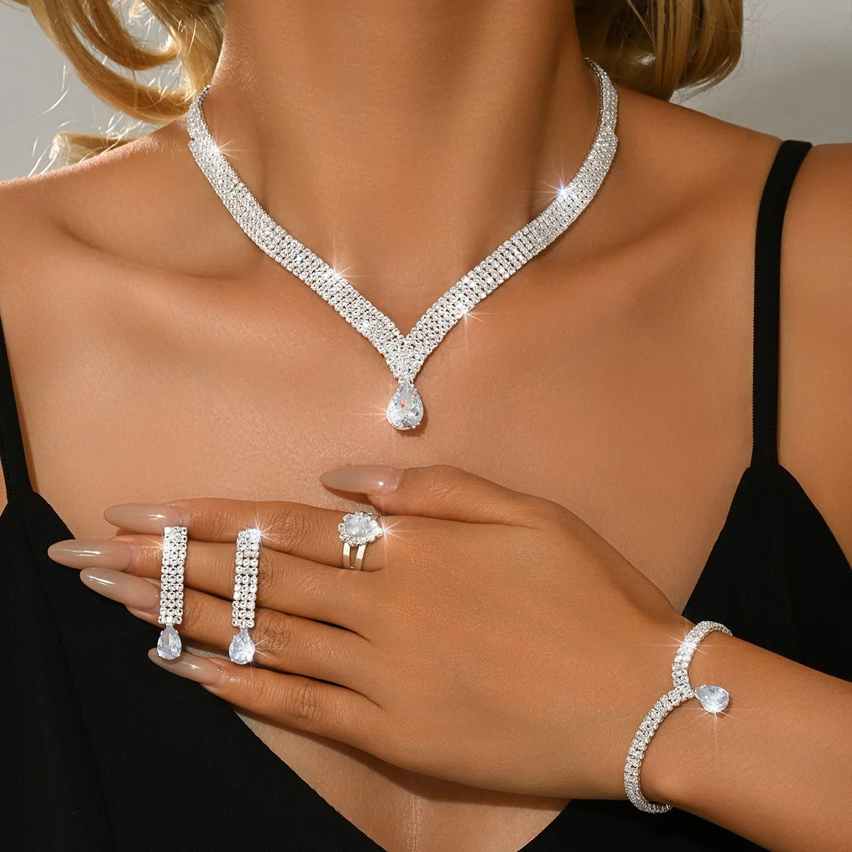 5-teiliges Luxus-Strass-Brautschmuck-Set für Hochzeiten, elegante und funkelnde Party-Halskette, Ohrringe, Armband, Ring, romantische Frauen