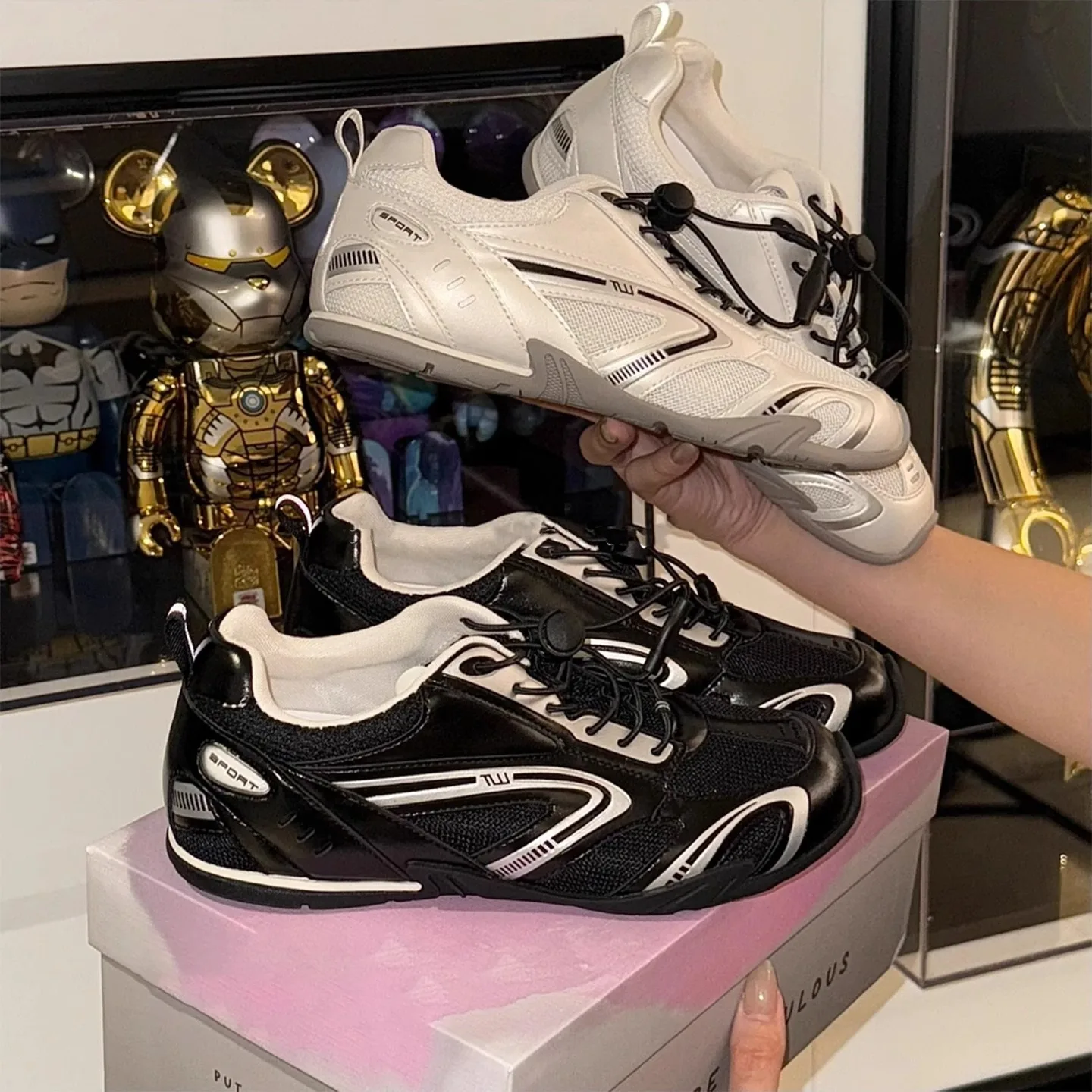 

Женские новые стильные летние дышащие гоночные туфли с сеткой, новинка 2025 года, с внутренним увеличением высоты, винтажный дизайн, подходят для прогулок