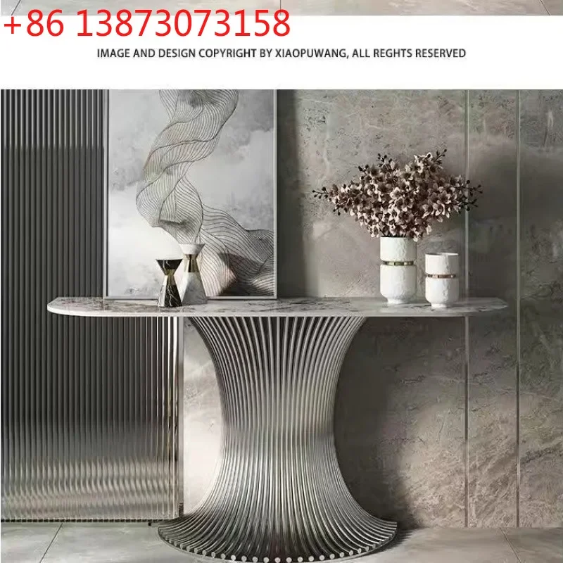 

Компактный пристенный столик в стиле легкой роскоши. Современный минималистичный столик для прихожей. Тумба для входной двери виллы. Прихожая.