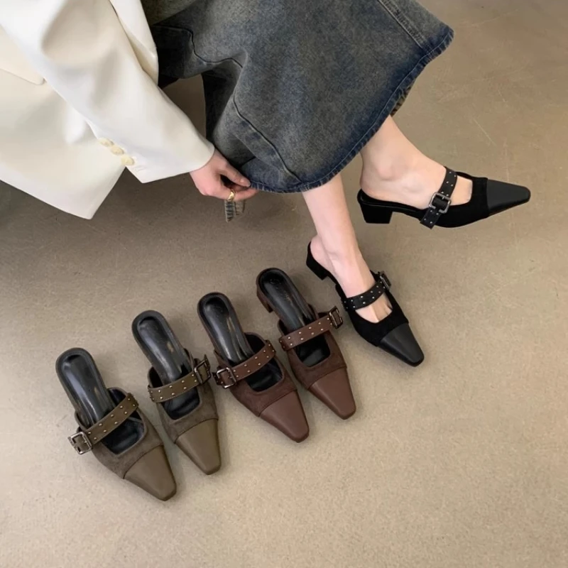 

Новинка 2023 года, женские тапочки на среднем каблуке, закрытый носок, пряжка ремня, нескользящие универсальные летние уличные модные тапочки 2025 года