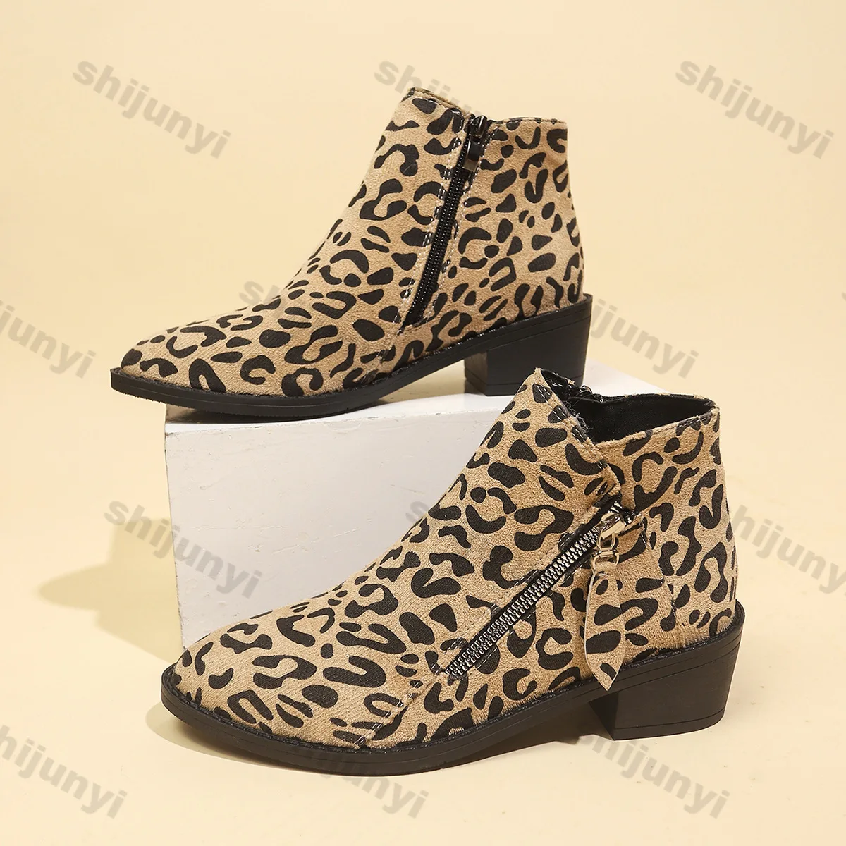 Buty damskie Leopard Print 2024 Jesień Nowe Krótkie Buty Damskie Spiczaste Leopard Print Brytyjski Zamek błyskawiczny Antypoślizgowe Modne Buty za