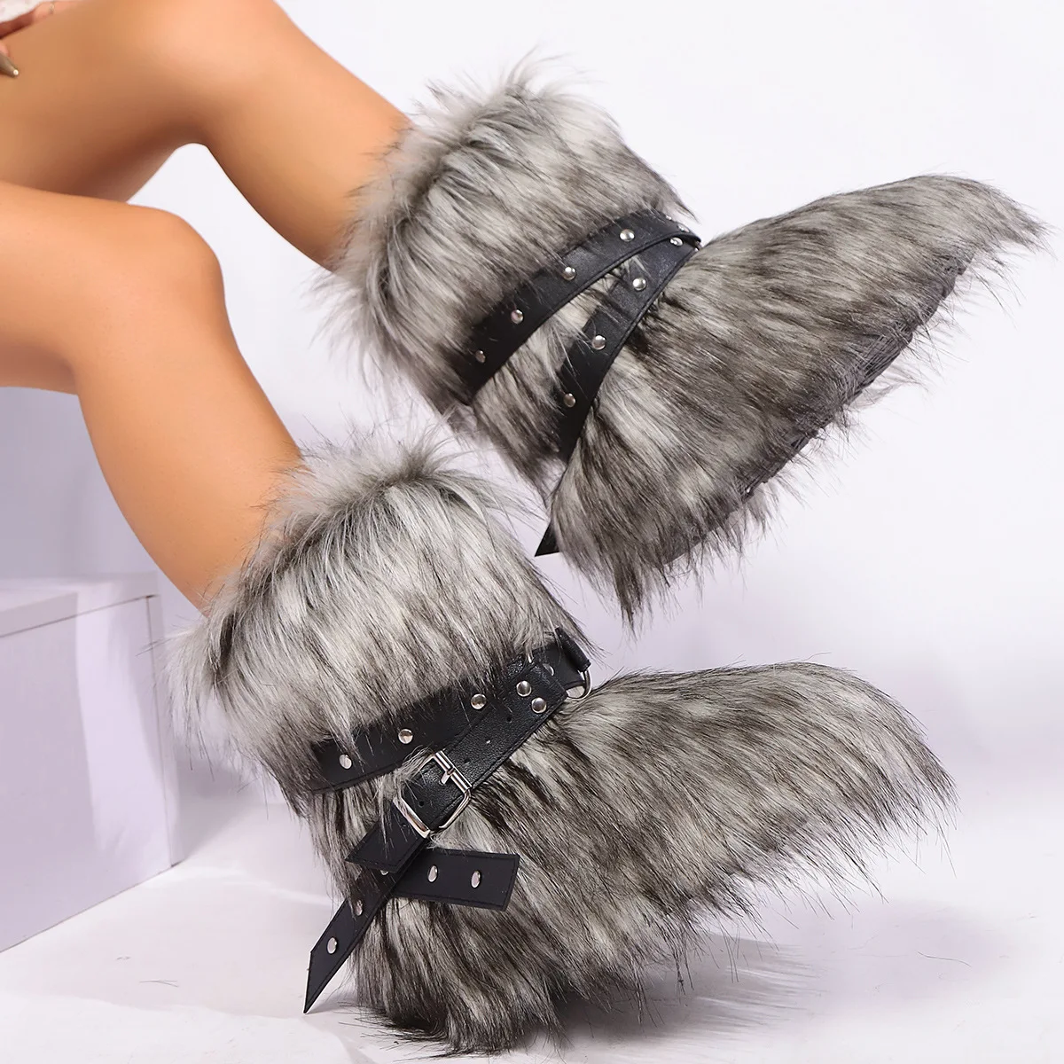 Stivali da neve invernali nuovi lunghi in pelliccia di peluche Moda donna Cintura incrociata Design Stivali di peluche caldi e versatili Donna di grandi dimensioni 36-44