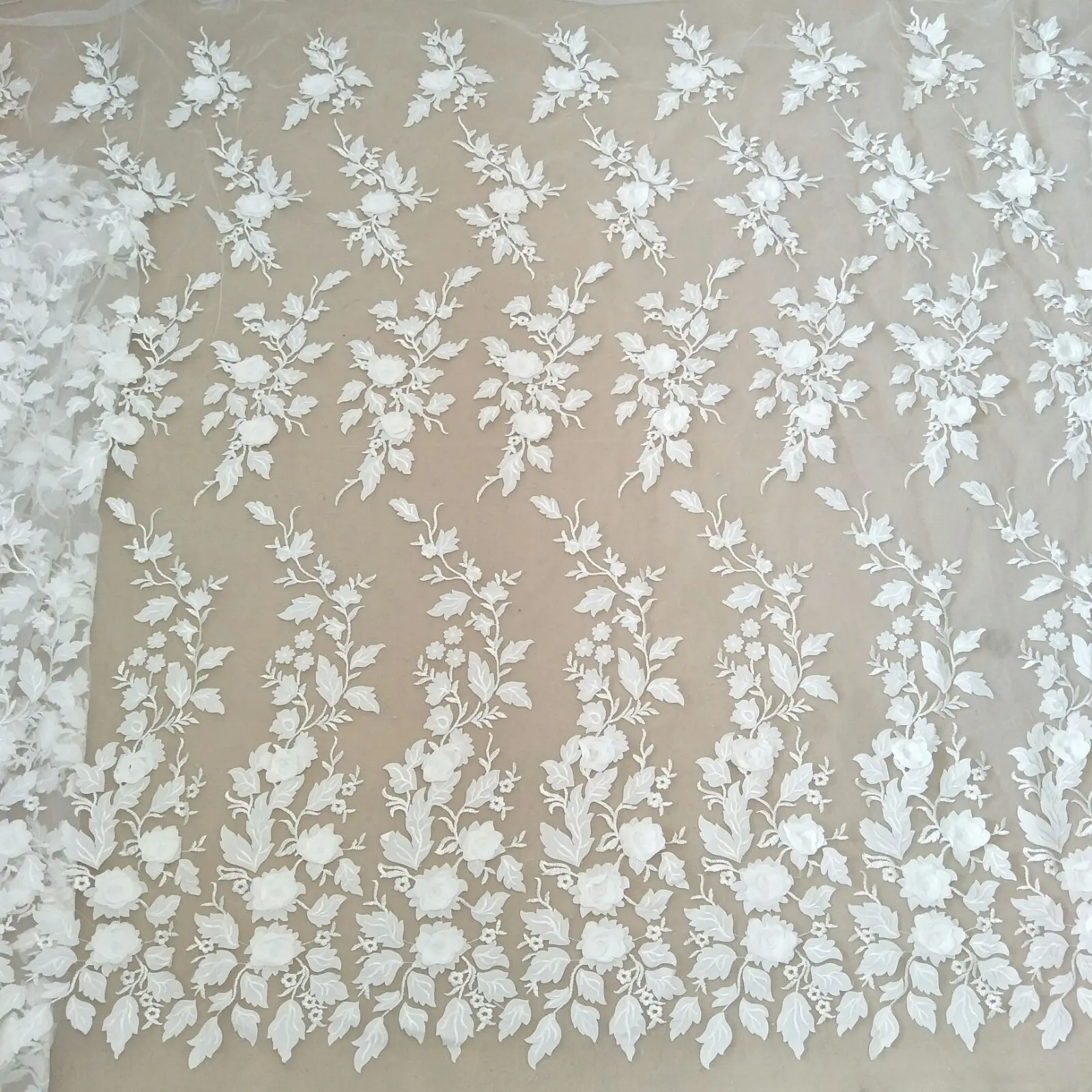 2024 Blumen 3D-Spitze Hochzeitskleid Designer spezieller DIY-Spitzenstoff 130 cm breit, verkauft auf dem Hof