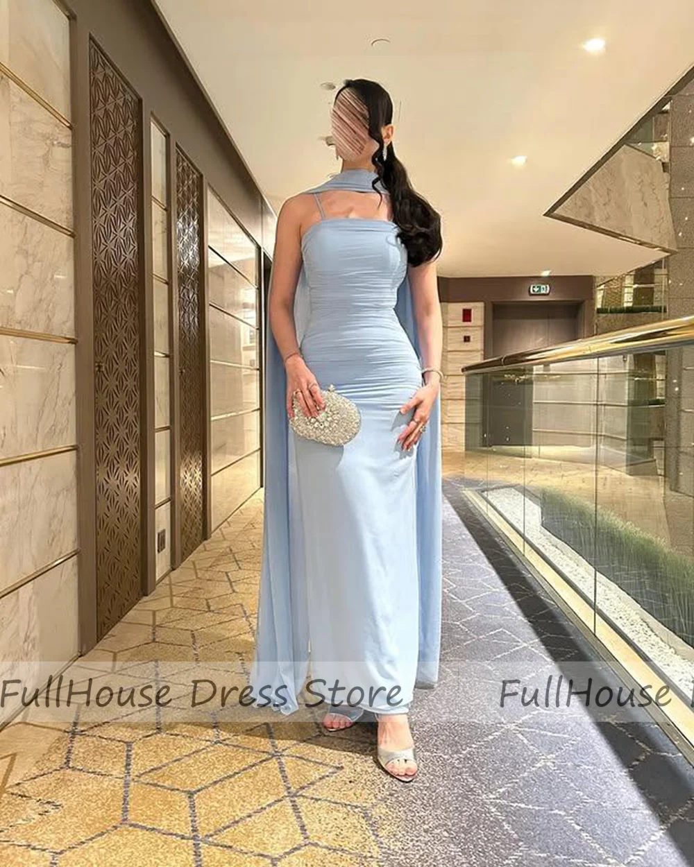 Maßgeschneidertes klassisches Abendkleid mit U-Boot-Kragen, gestuft, plissiert, sexy Etui-Abendkleid, Maxi-Länge, rückenfrei, Saudi-Arabien-Kleid mit Schal