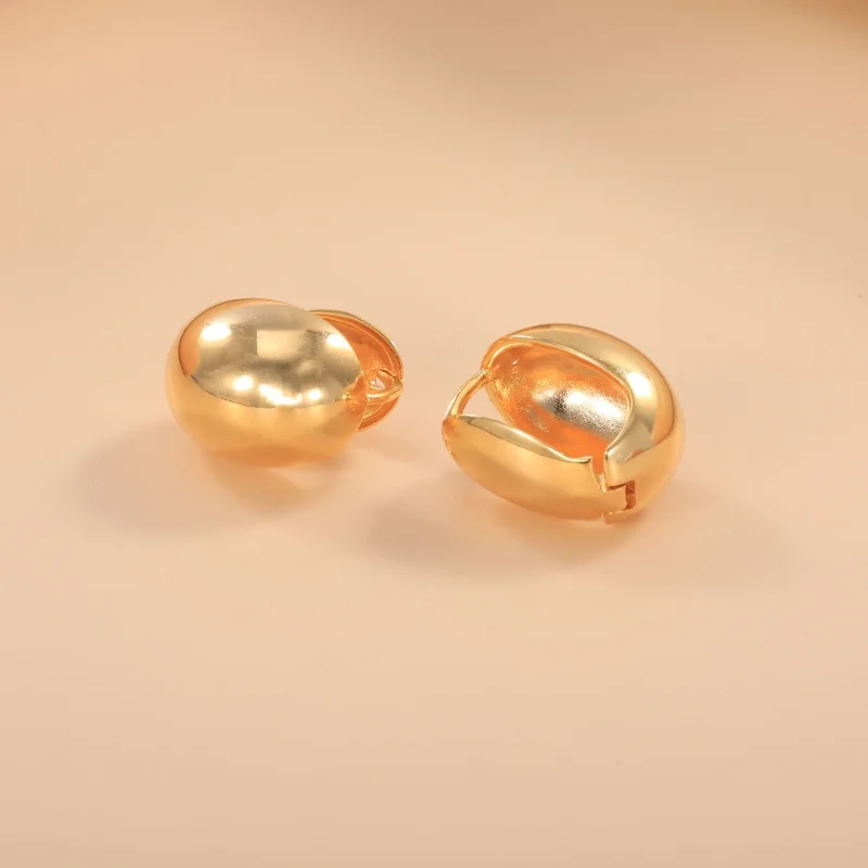 2026 New Retro Cool Style, Extremely Simple and High-end, Golden Water Droplet Circle Ear Buckle, Retro Geometric Accessory