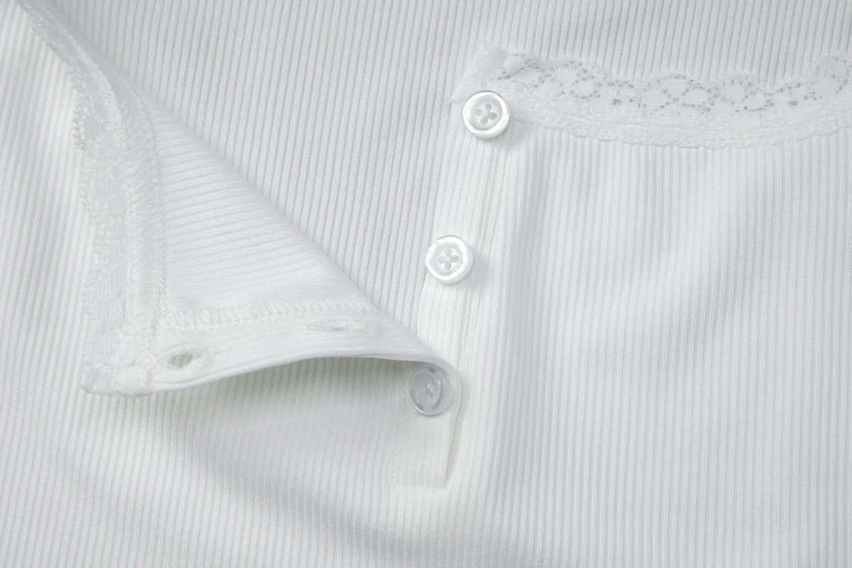 Hugcitar Geripptes Crop-Top mit quadratischem Kragen, Trägern, Patchwork, Spitze und Knöpfen, sexy Crop-Top für den Sommer, Damenmode-Outfit, Streetwear, Yoga, Club – Detail 7