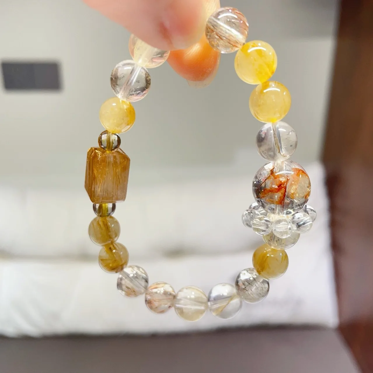 

Natural Blonde Crystal Yellow Hair Crystal Bracelet Snowflake Ghost White Crystal Women's Bracelet Fashion Light Luxury