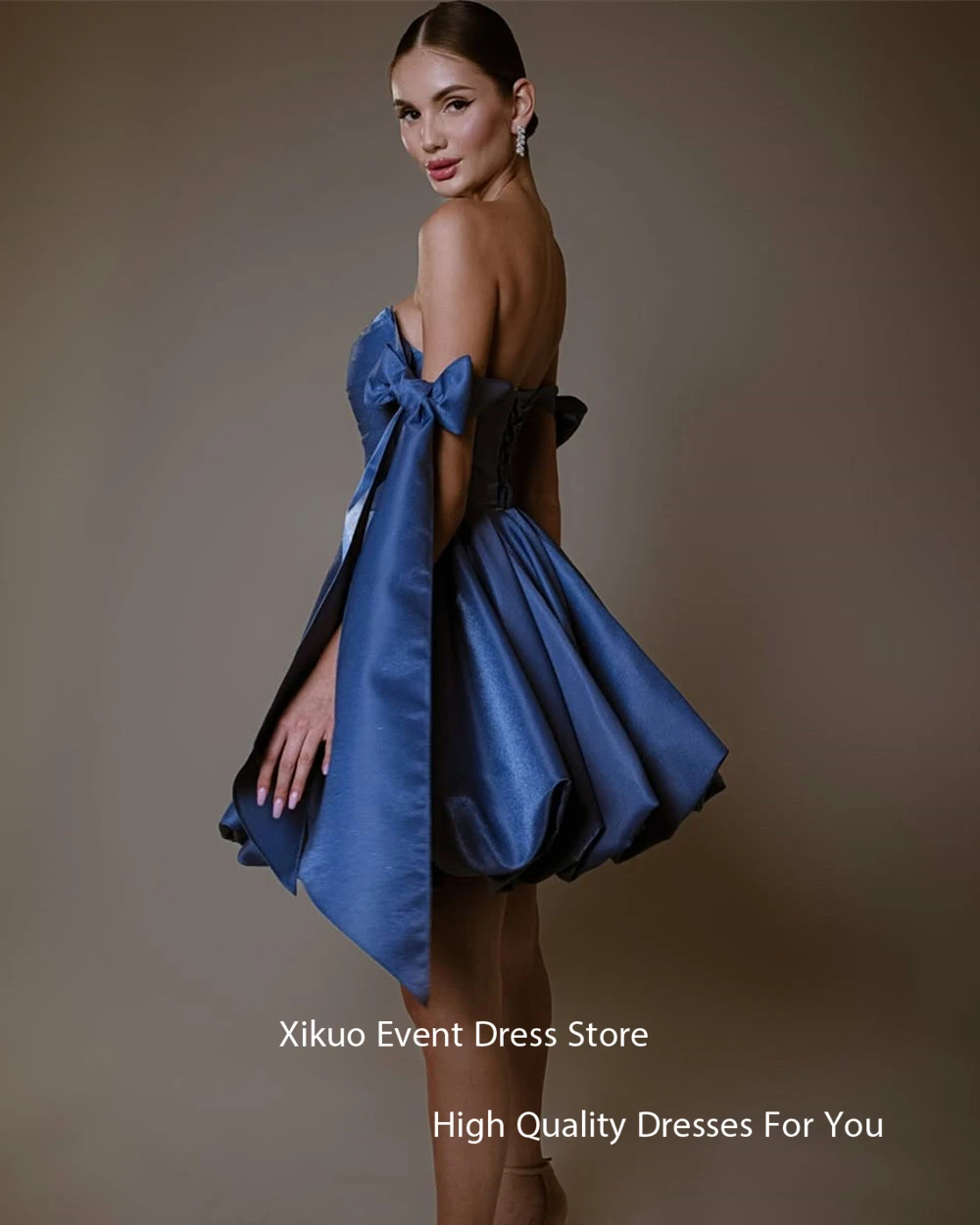 Xikuo Gaun Pesta Bahu Terbuka Satin Biru Gaun Prom Di Atas Lutut A-line Pita Gaun Selebriti Modern Koktail Disesuaikan