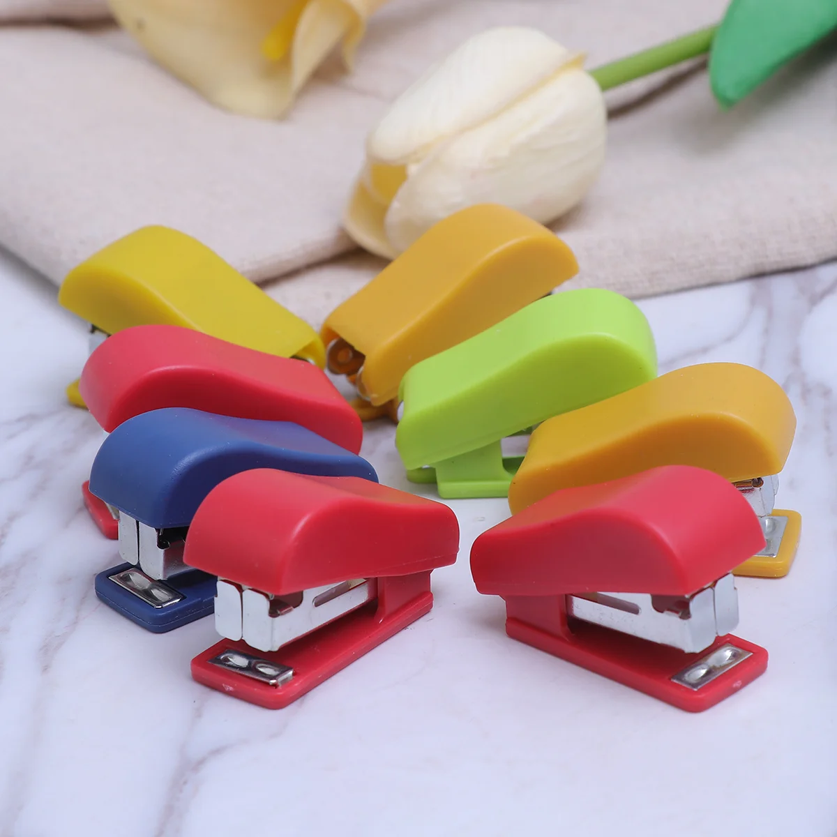 10pcs Mini Desktop Stapler Hand Stapler Office Home Stapler with Staple(Random Color) mini stapler desk stapler