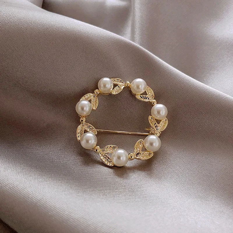 

High-end geometric ring-shaped leaf pearl brooch, fashionable and elegant, a popular and unique artistic accessory