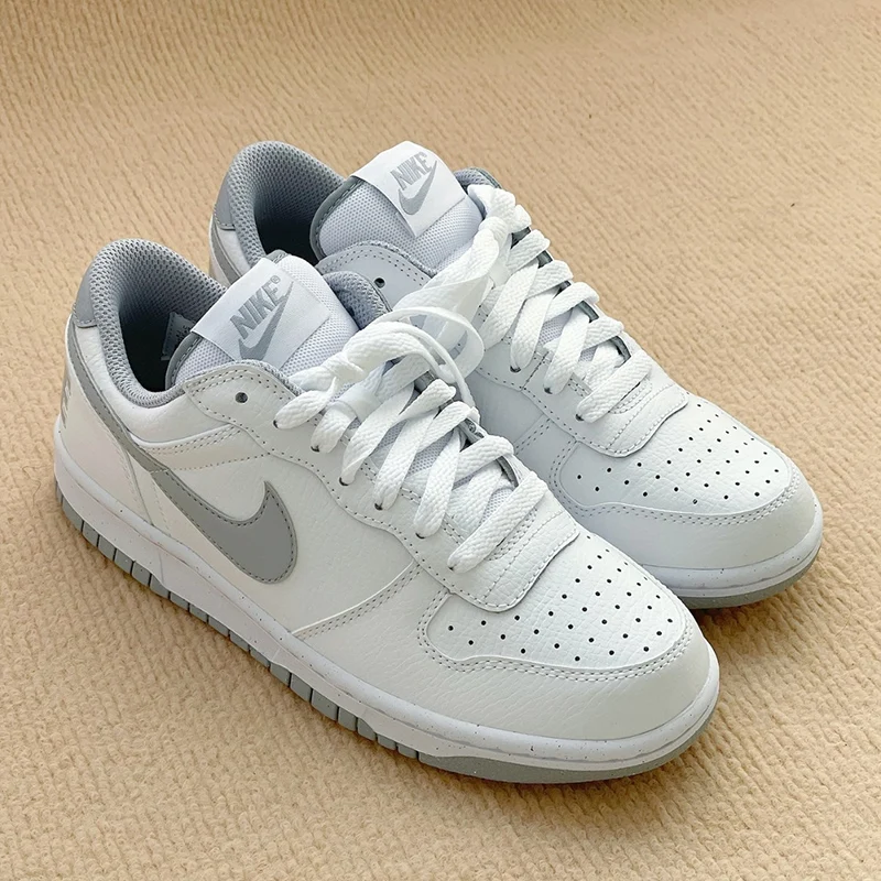 Nike 355152‑106 Zapatos Casuales de Hombre de Caña Baja, Parte Superior de Cuero Sintético, Suela de Goma, Zapatillas Blancas y Gris Lobo