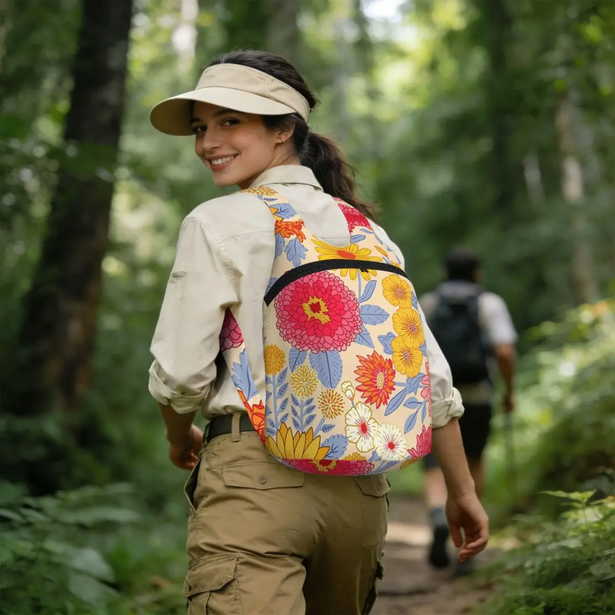 Plentiful Petals - Mochila con fondo color crema, mochila escolar, mochila de viaje para senderismo, mochila de almacenamiento para hombres y mujeres, bolsos de hombro