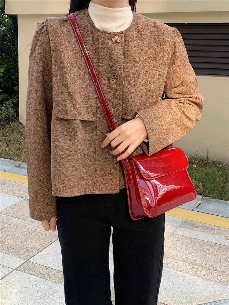 Bolso cruzado de charol para mujer, bandolera pequeña de piel sintética con solapa, color rojo, a la moda