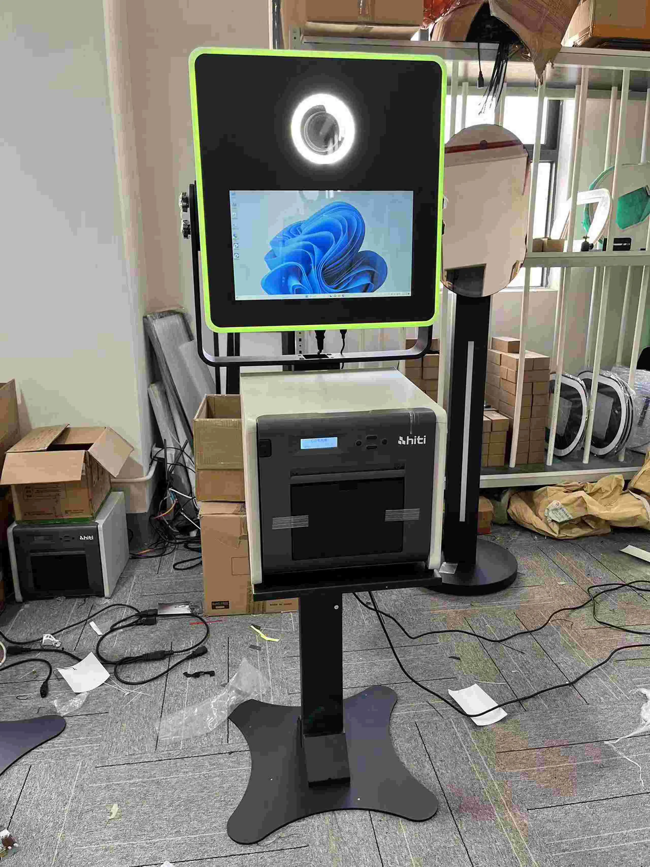 結婚式イベント用ポータブルセルフィーマジックミラーフォトブース、タッチスクリーンLEDフレームキオスク、内蔵プリンター付き