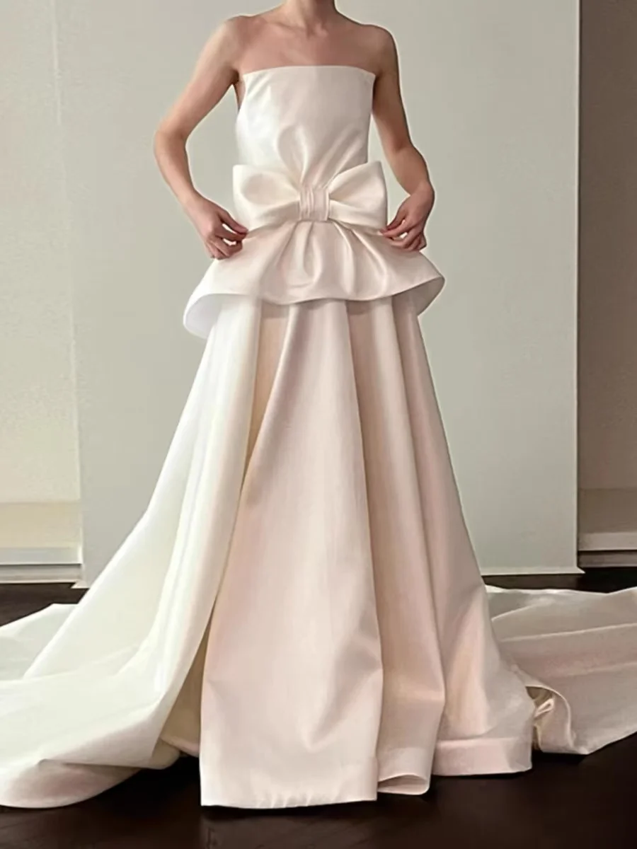 

French tube top light wedding dress 2024 new niche bride high-end satin dress with small tail welcome door veil