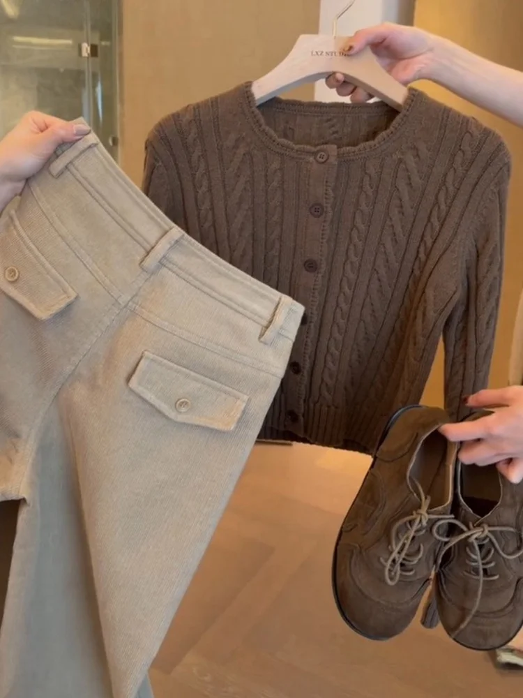 

Весенний комплект 2026: Женский вязаный кардиган и джинсы прямого кроя с высокой талией, повседневный модный ансамбль