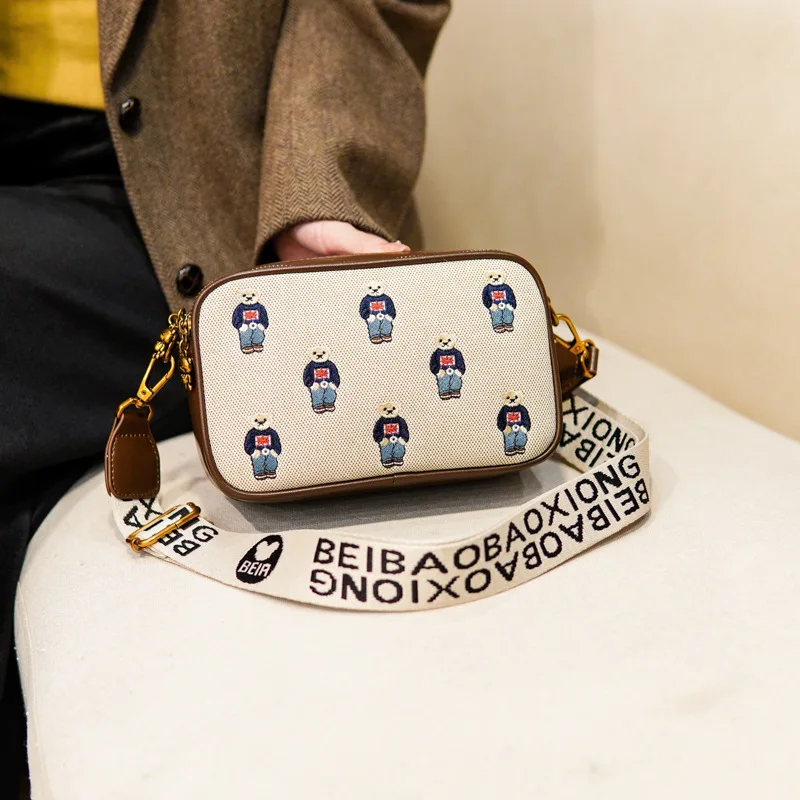 

Функциональная сумка для фотоаппарата 2025 года — кошелек через плечо с вышивкой Тедди, широкий регулируемый ремень, женская повседневная повседневная сумка, стиль ретро