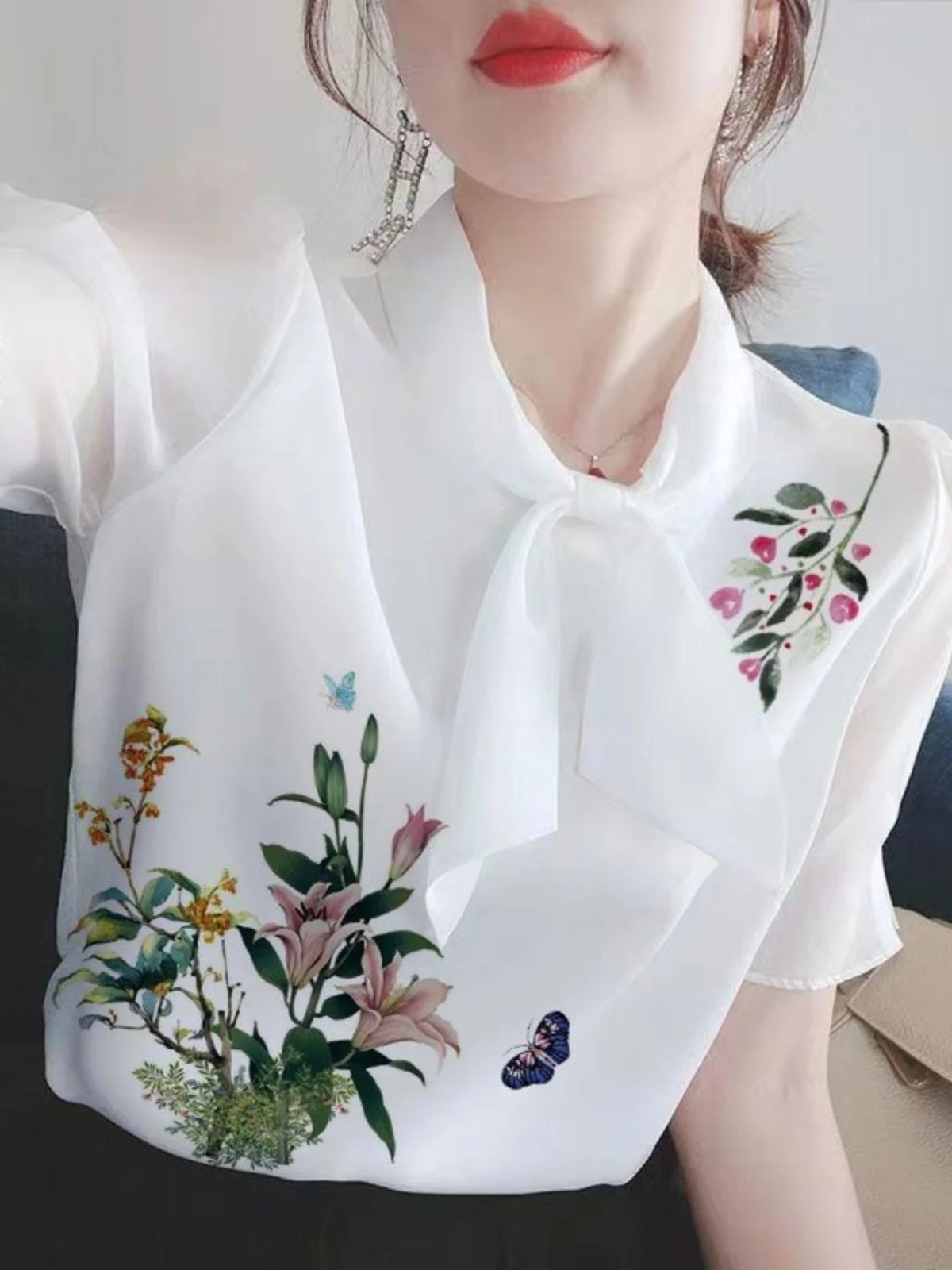 スリムフィットプリント半袖tシャツ-レディース-おしゃれ-カバーアップ-スカーフカラー-ママシャツデザイン-カジュアルスタイル-夏-2024