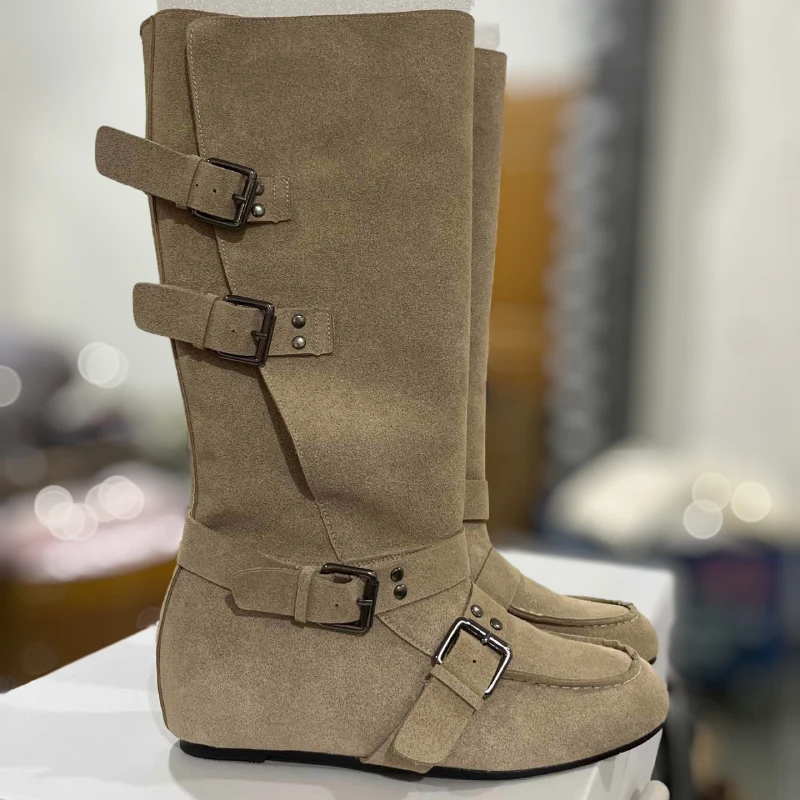 Botas hasta la rodilla de gamuza esmerilada Vintage para mujer con hebilla de cinturón Retro zapatos elegantes de tacón bajo sin cordones botas de aumento de moda para mujer