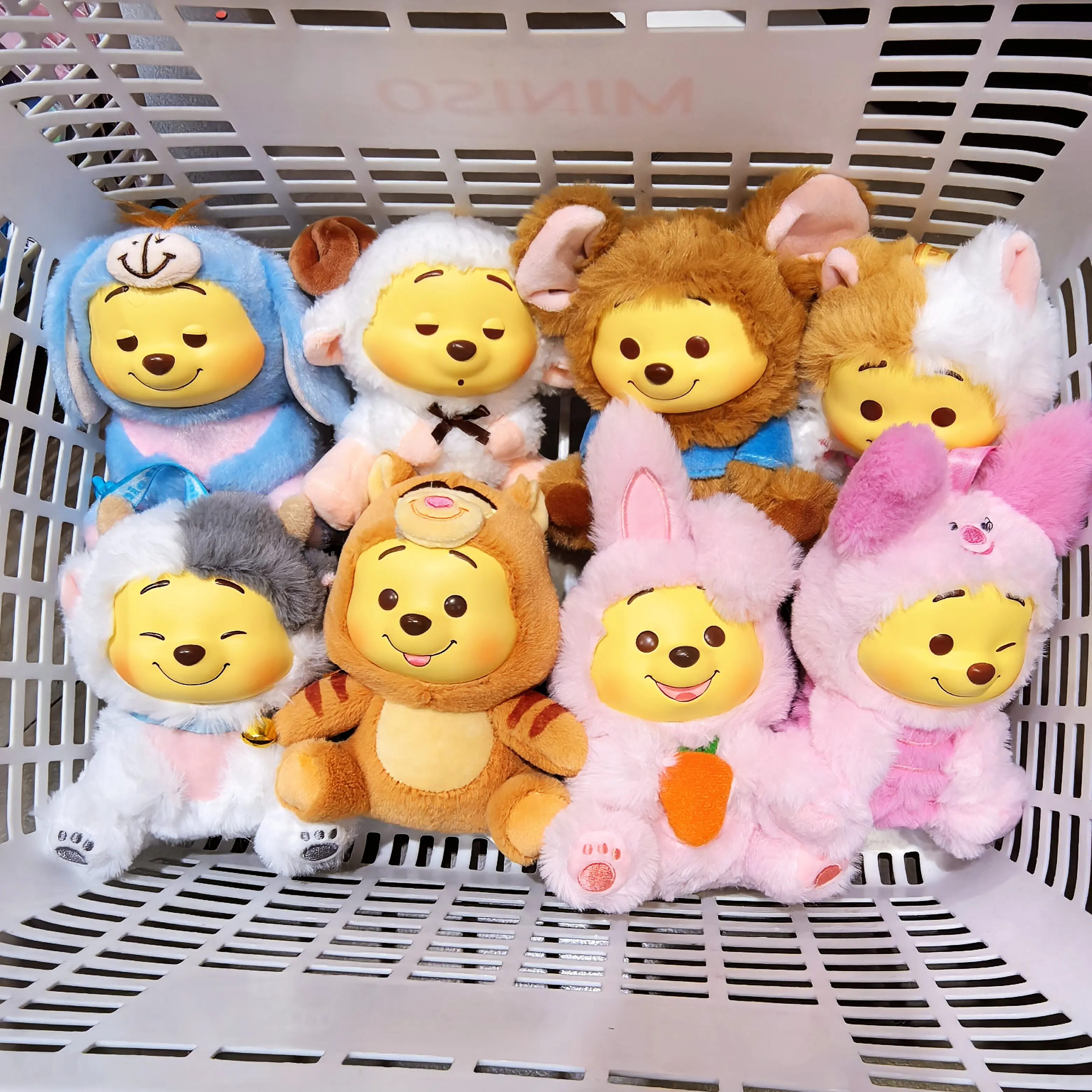 

В наличии Аутентичная серия Disney Winnie The Pooh Naughty Party, виниловая плюшевая глухая коробка, аниме, декор для объятий, орнамент, кулон, куклы, подарок