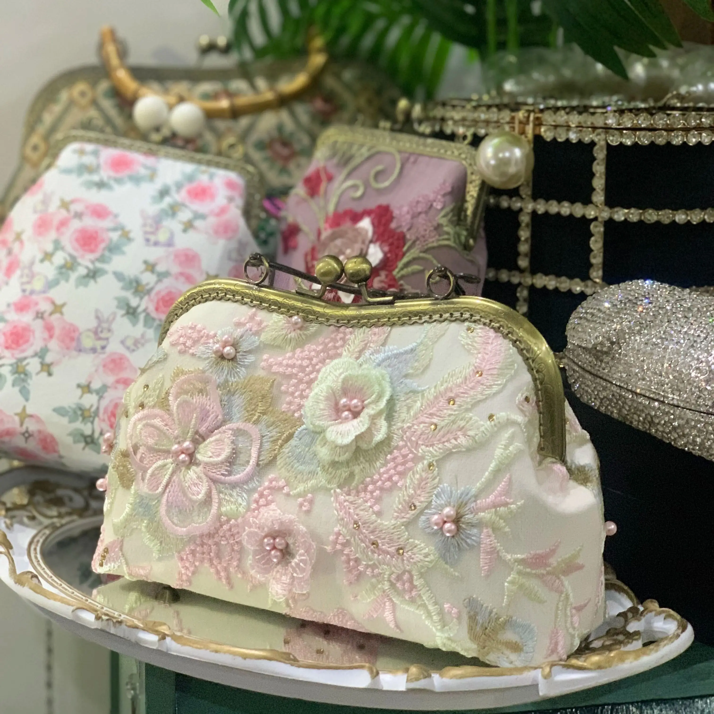 

Lost in Vintage3D Flowers Hand Stitched Floral Appqulies Pearls Beaded of the Flowers Kiss Lock Wedding Plus Purse