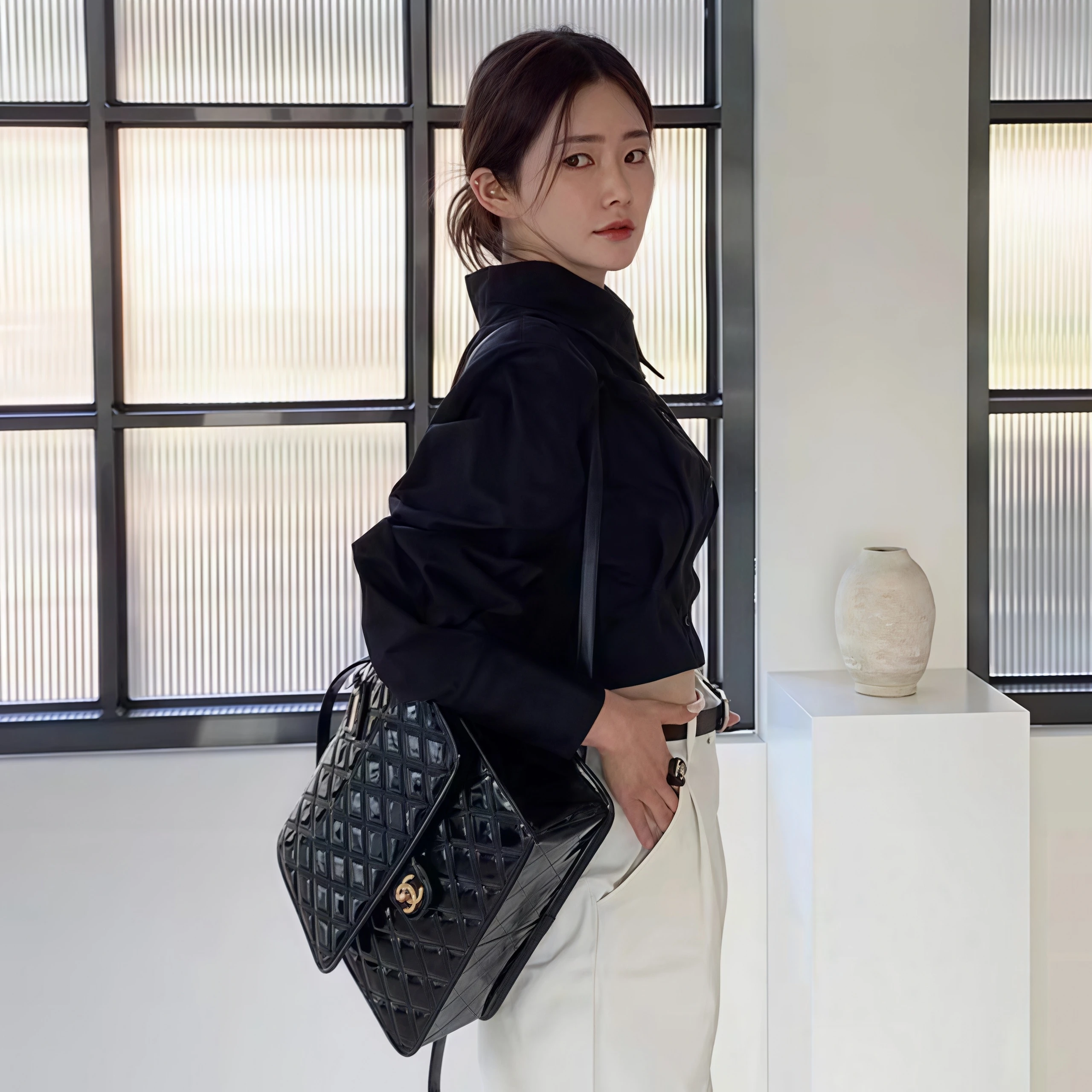 Damen-Bluse mit gepolsterten Schultern, kurz geschnitten, weiß, Reverskragen, Brusttasche, geraffte Langarmbluse, elegante kurze Oberteile für das Büro. – Detail 6