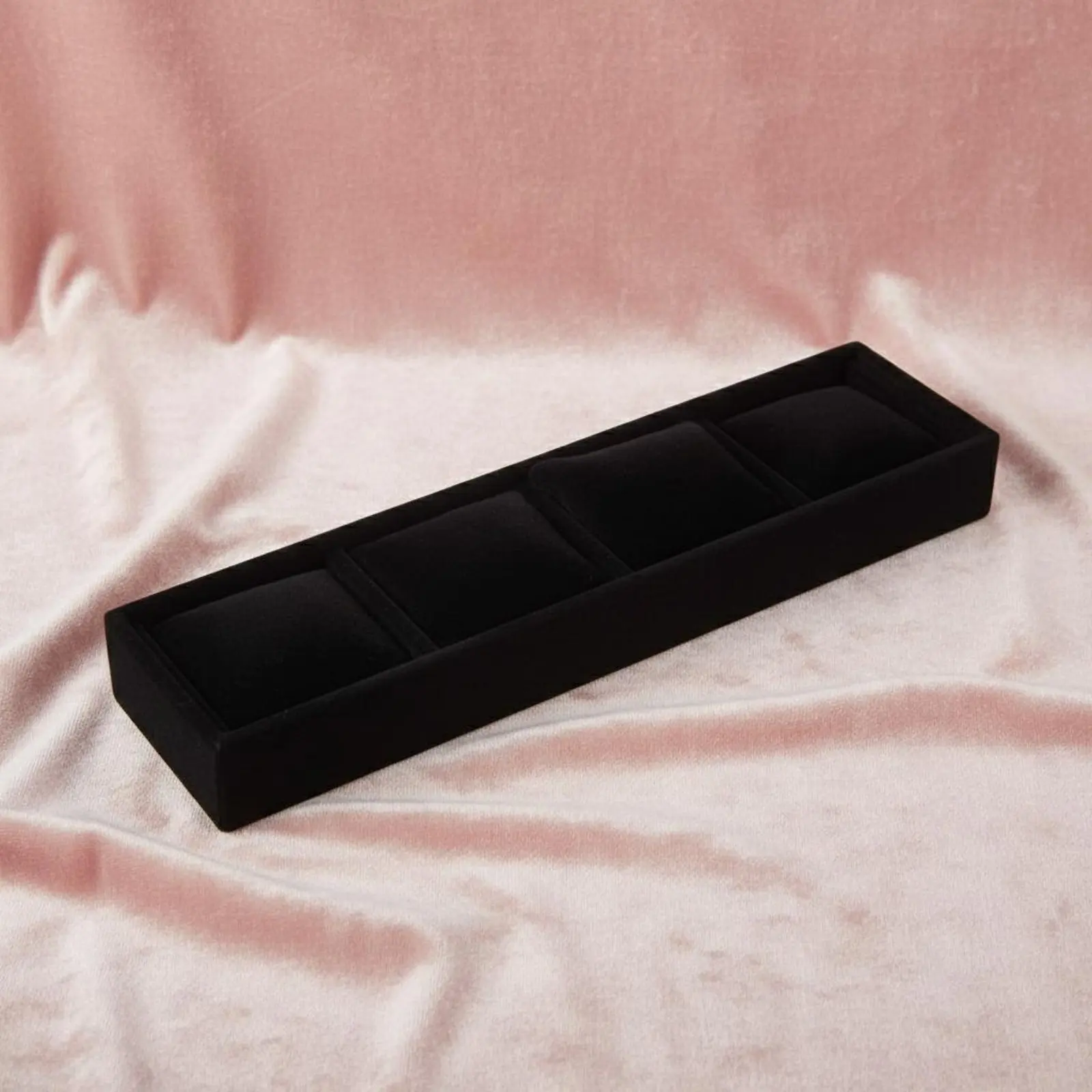 

Роскошный поднос для демонстрации ювелирных изделий с защитой от царапин, подушками и органайзером для хранения браслетов – отличный подарок для коллекционеров