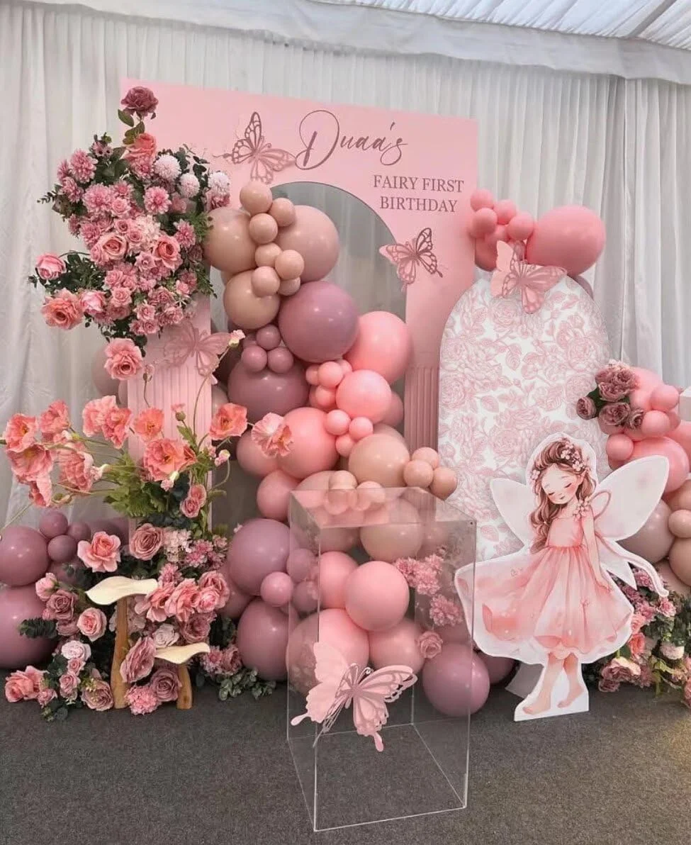 ピンクのリボンと小さな花が描かれたアーチ型の背景カバー、ピンクの伸縮性のあるアーチ型スタンドカバー、コケットガールの誕生日パーティーの装飾に