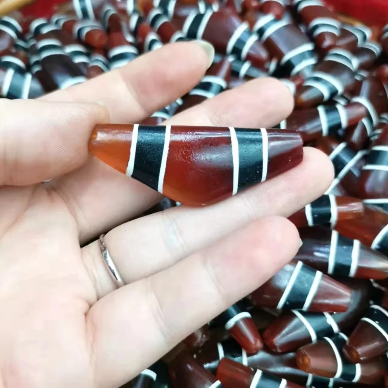 

1 шт./лот, настоящие древние бусины «Тысяча лет» в западном азиатском стиле, трицветные бусины в форме головы быка, гималайские украшения, гуманитарные науки