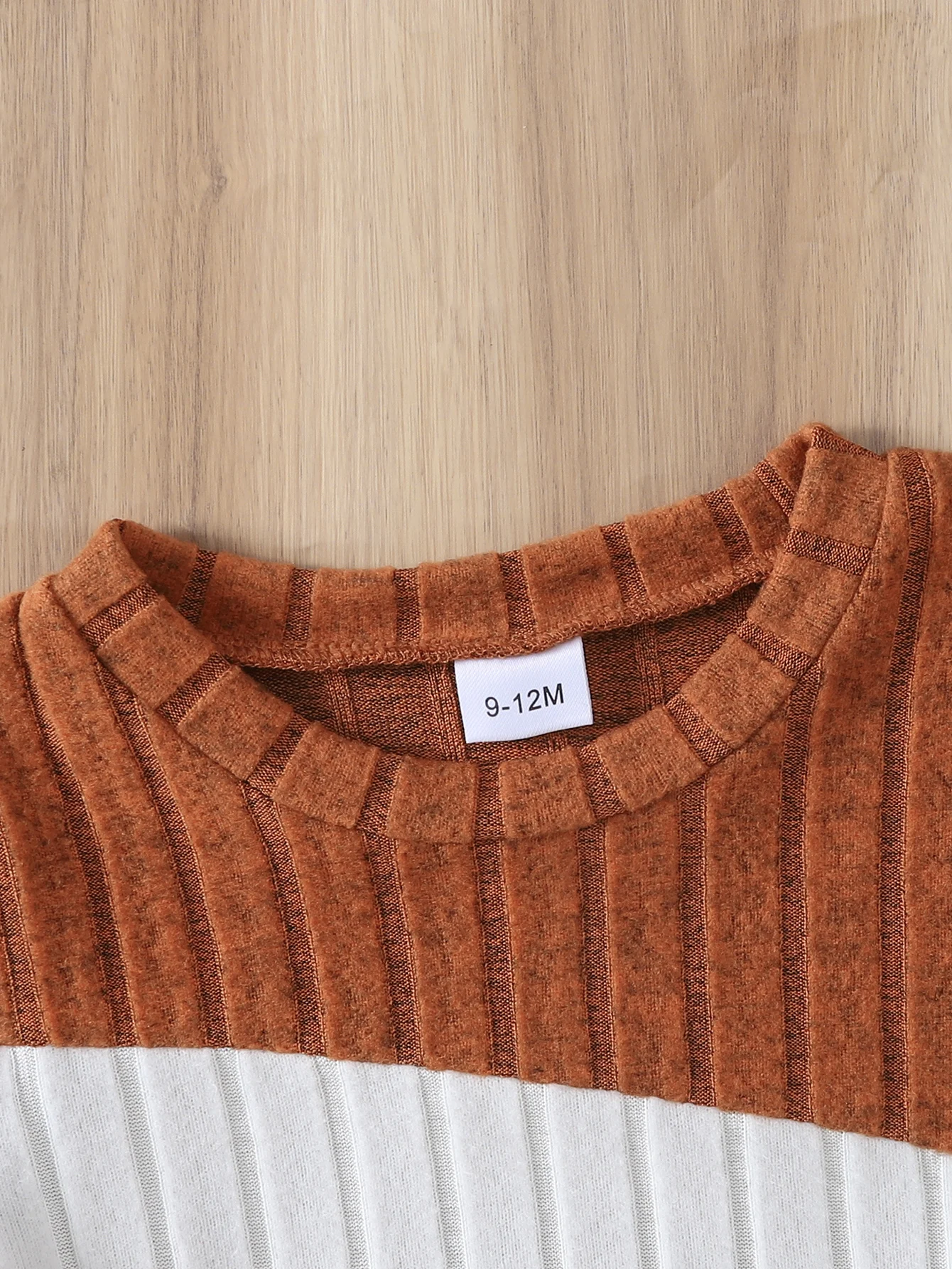 2-teiliges Baby-Outfit für Frühling und Herbst, Farbblock-Design, vertikal geripptes Langarm-Oberteil mit Rundhalsausschnitt + schwarz gestreifte Jogginghose mit Bündchen, schlicht. – Detail 3