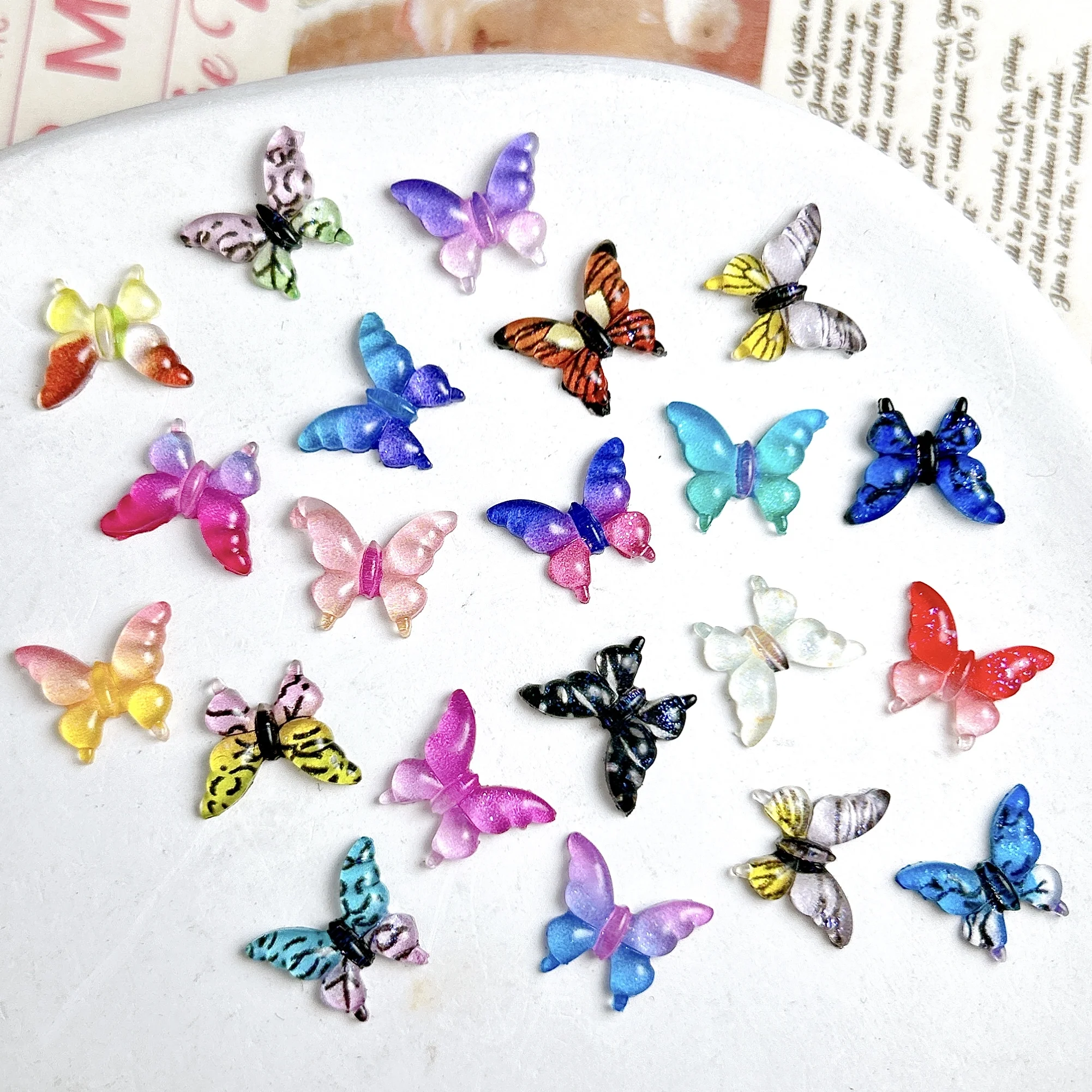 50 pezzi di colori multipli simulati farfalla a strisce decorazioni per unghie artistiche 3D creativi traslucidi farfalla resina pendenti per unghie fai da te