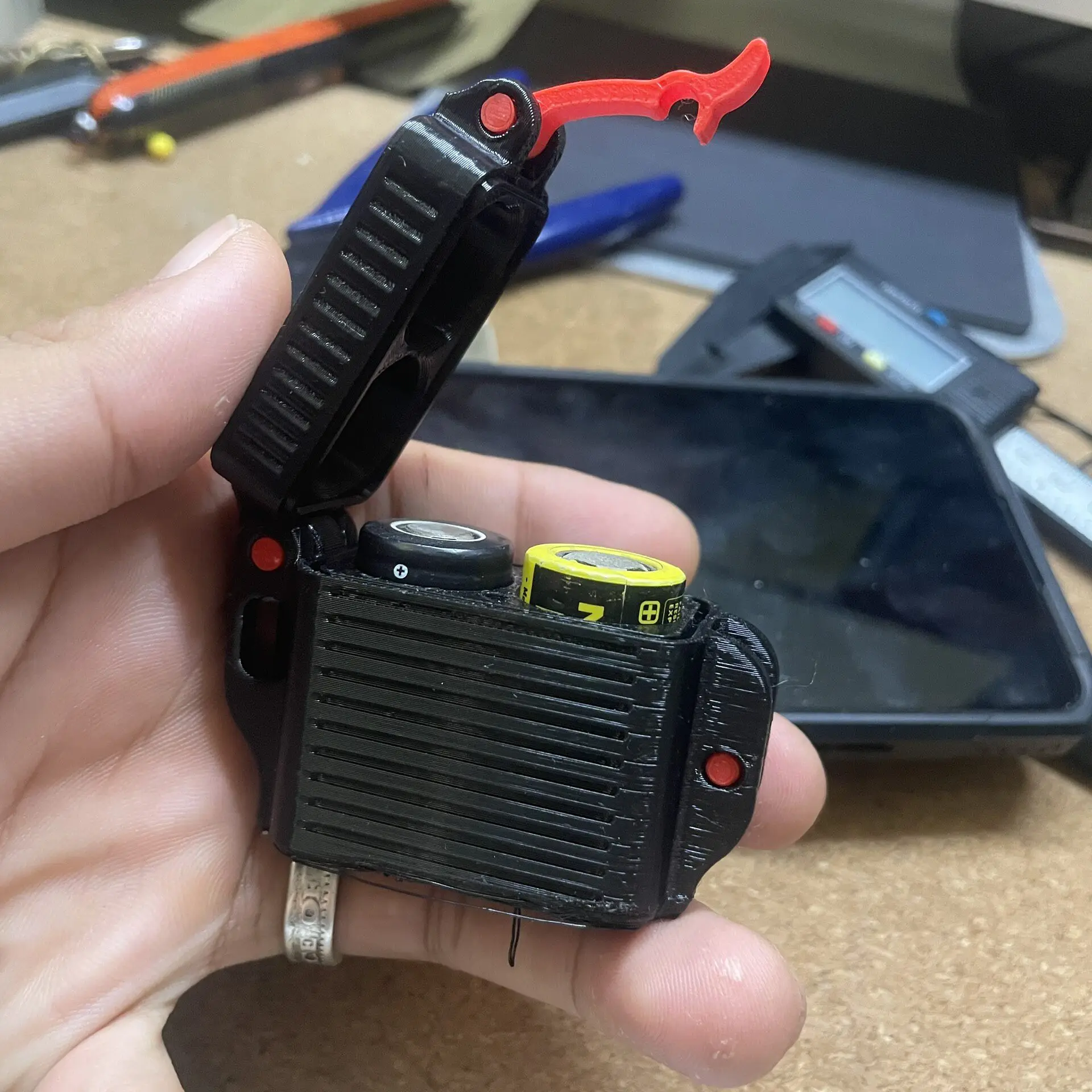 estojo-edc-para-bateria-18350-preto-com-botao-vermelho--suporte-compacto-em-petg