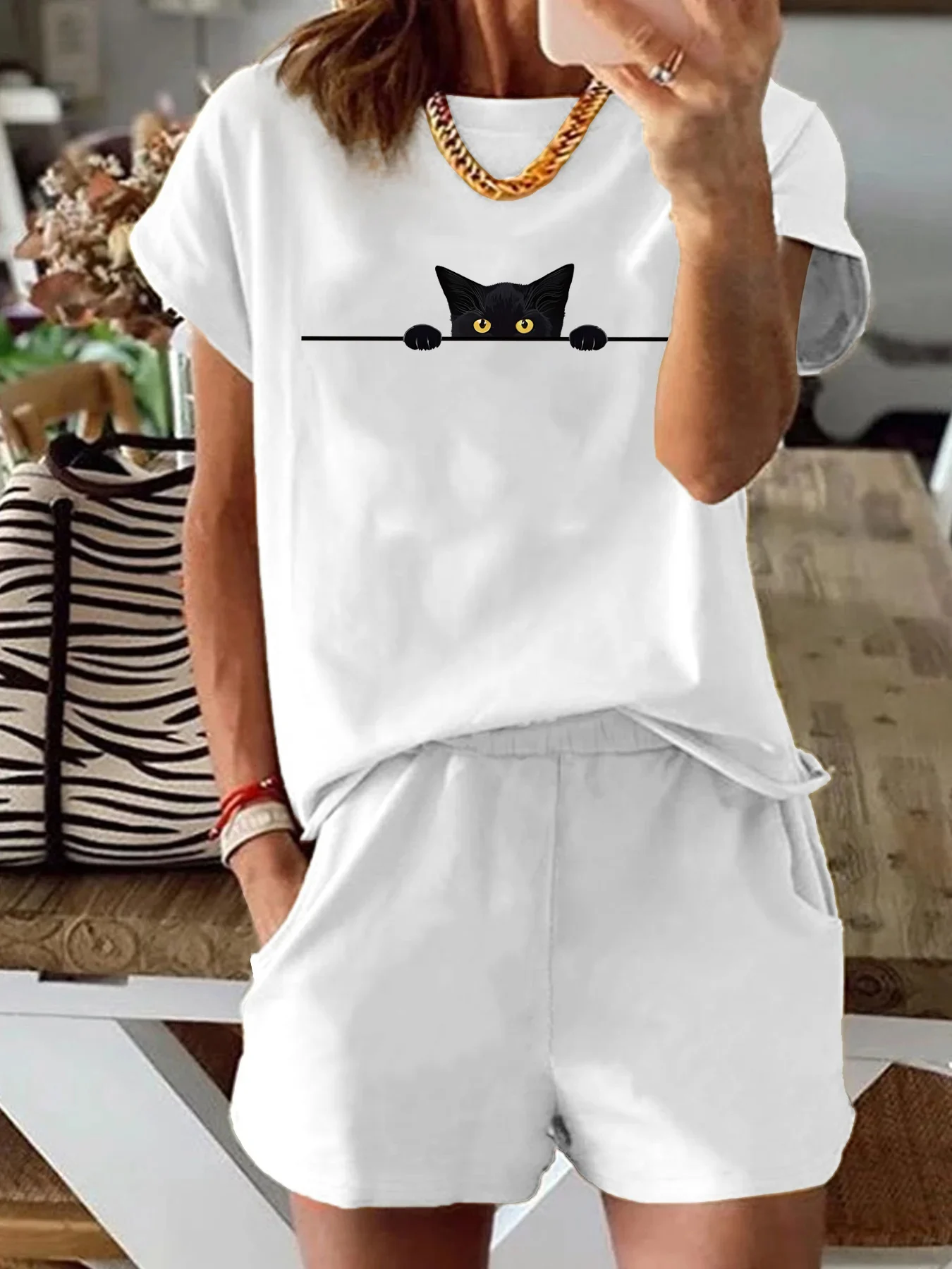 

Женская летняя повседневная модная креативная свободная футболка с круглым вырезом и короткими рукавами с принтом кота + свободные шорты, комплект из двух предметов