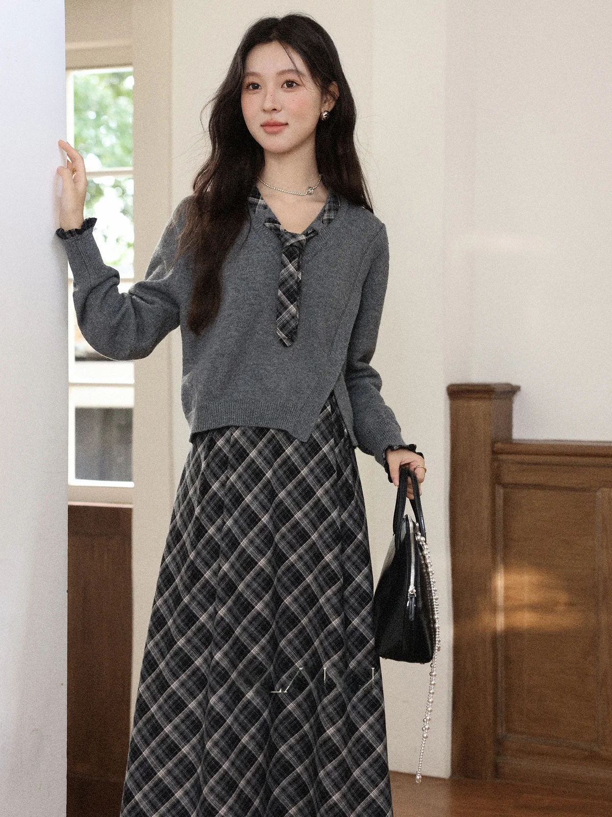 

Модный синий клетчатый комплект с ремешками от Lu Xiang Nan: повседневная юбка-миди А-силуэта с завышенной талией для осеннего сезона, женская одежда