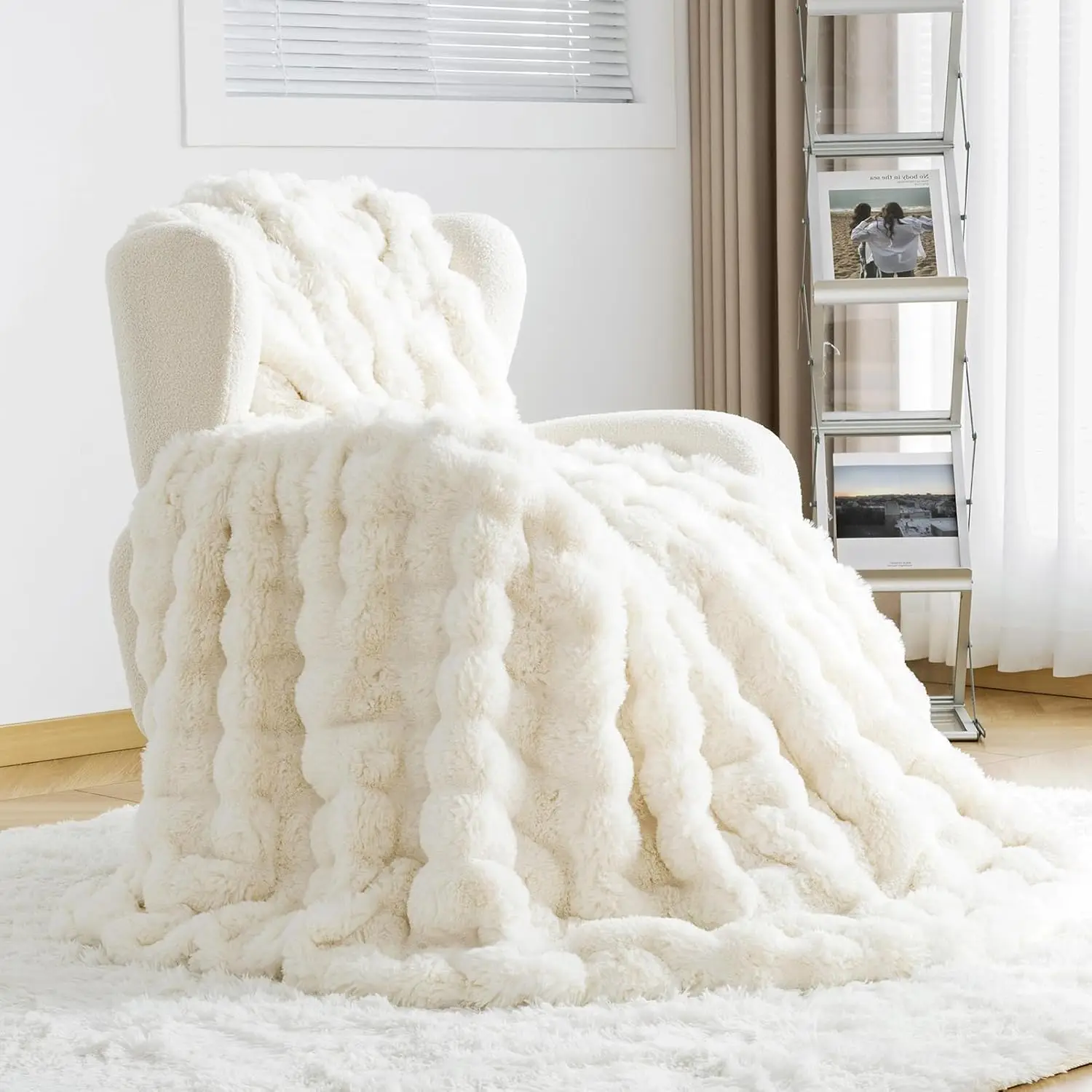 A white bubble velvet cushion is a comfortable plush decorative blanket suitable for living room floor mats or as a blanket, etc