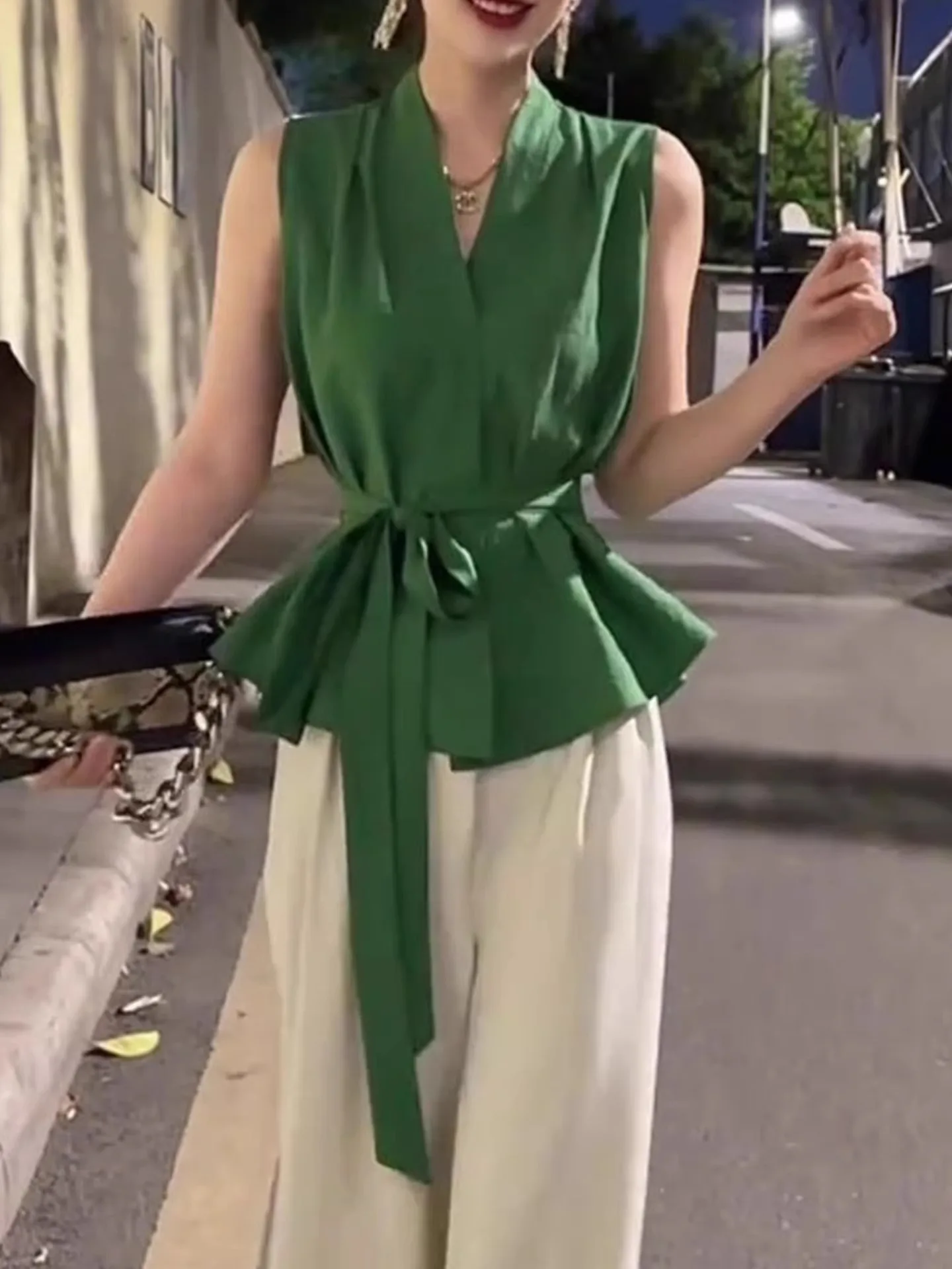 多用途のVネックデザイン、無地、ベルト付きウエスト、人気の通勤トップス、アンチエイジング、夏用、小さめシャツ、エレガントなレディースブラウス